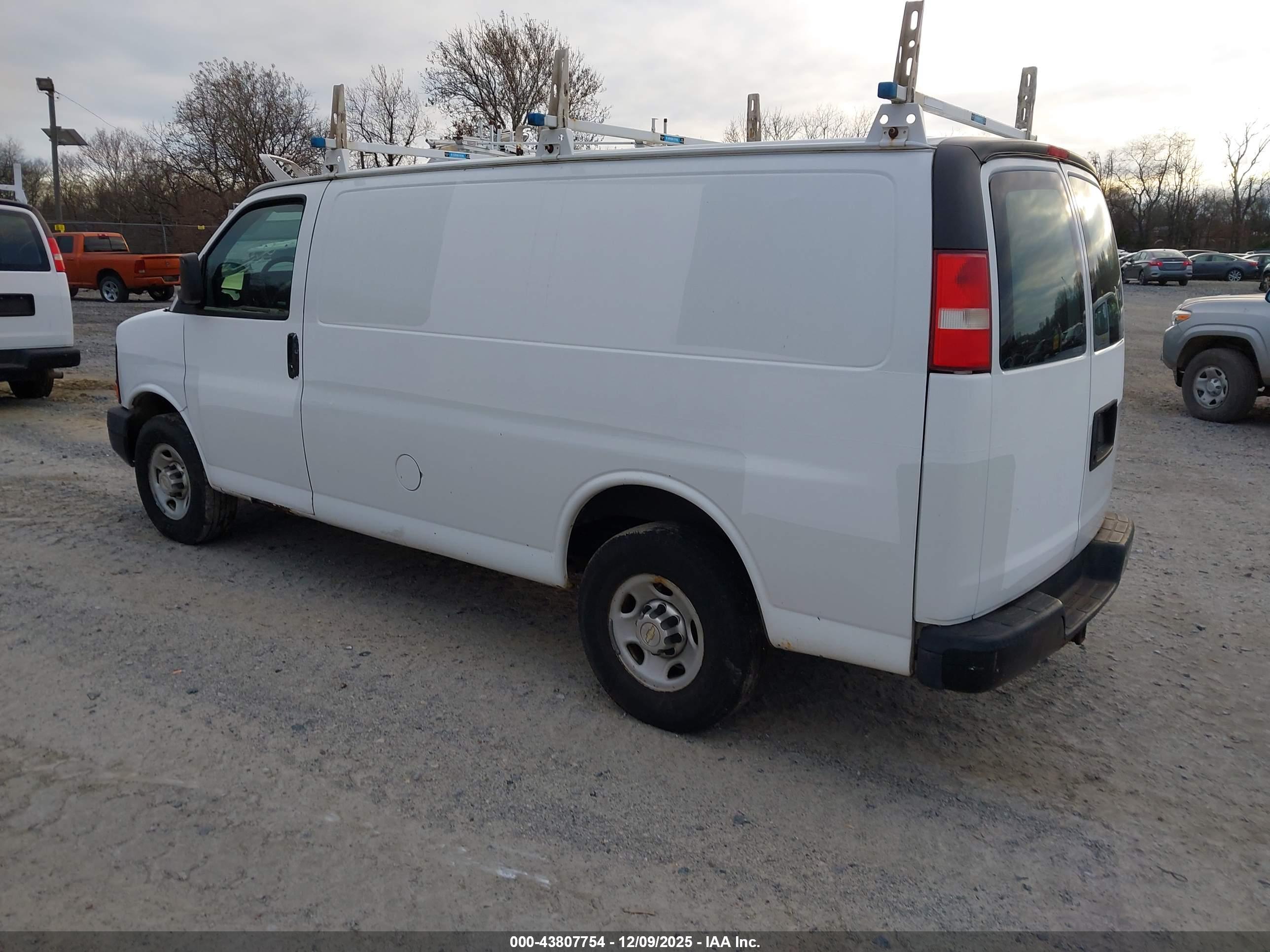 CHEVROLET EXPRESS image 3