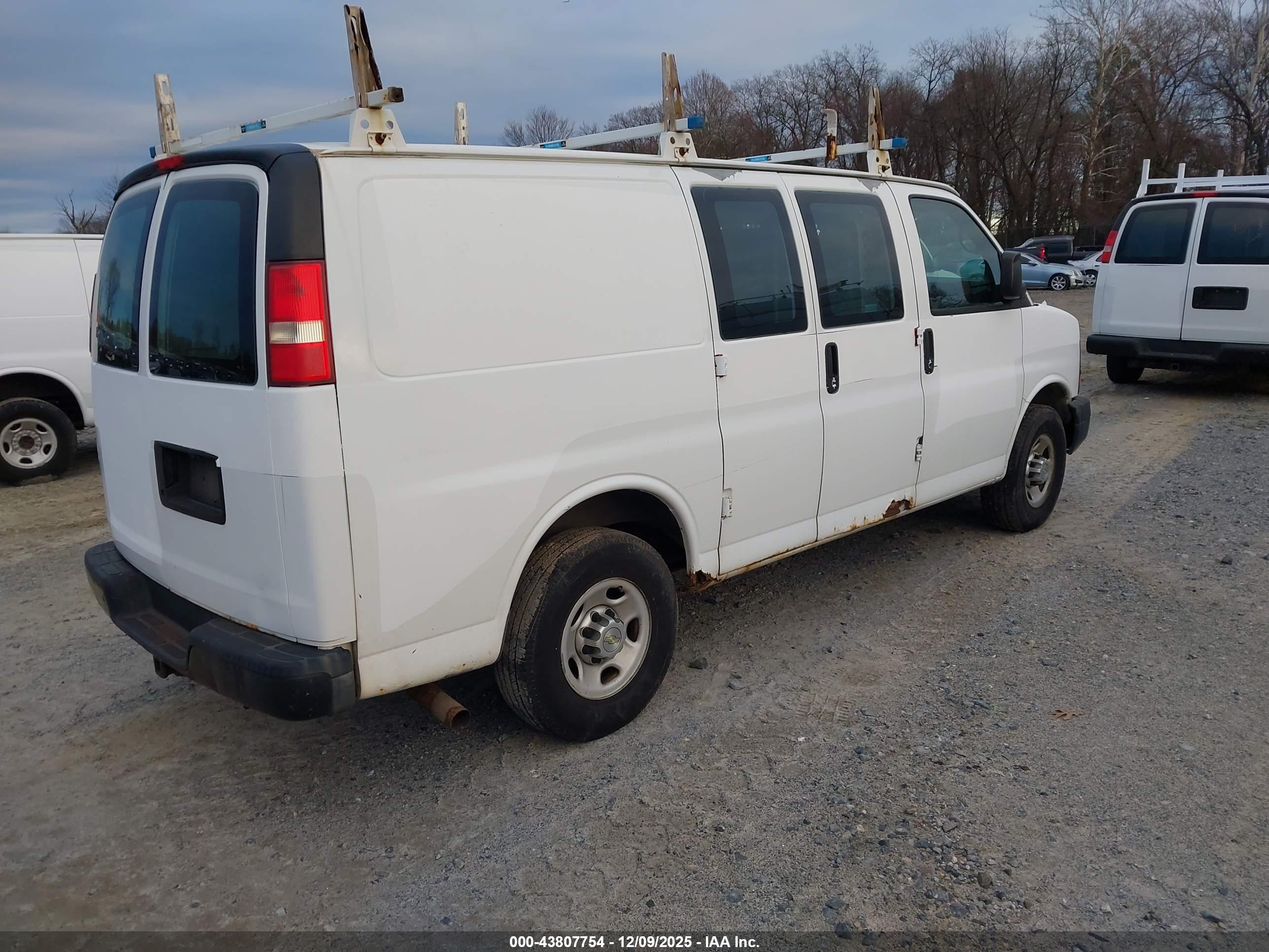 CHEVROLET EXPRESS image 4