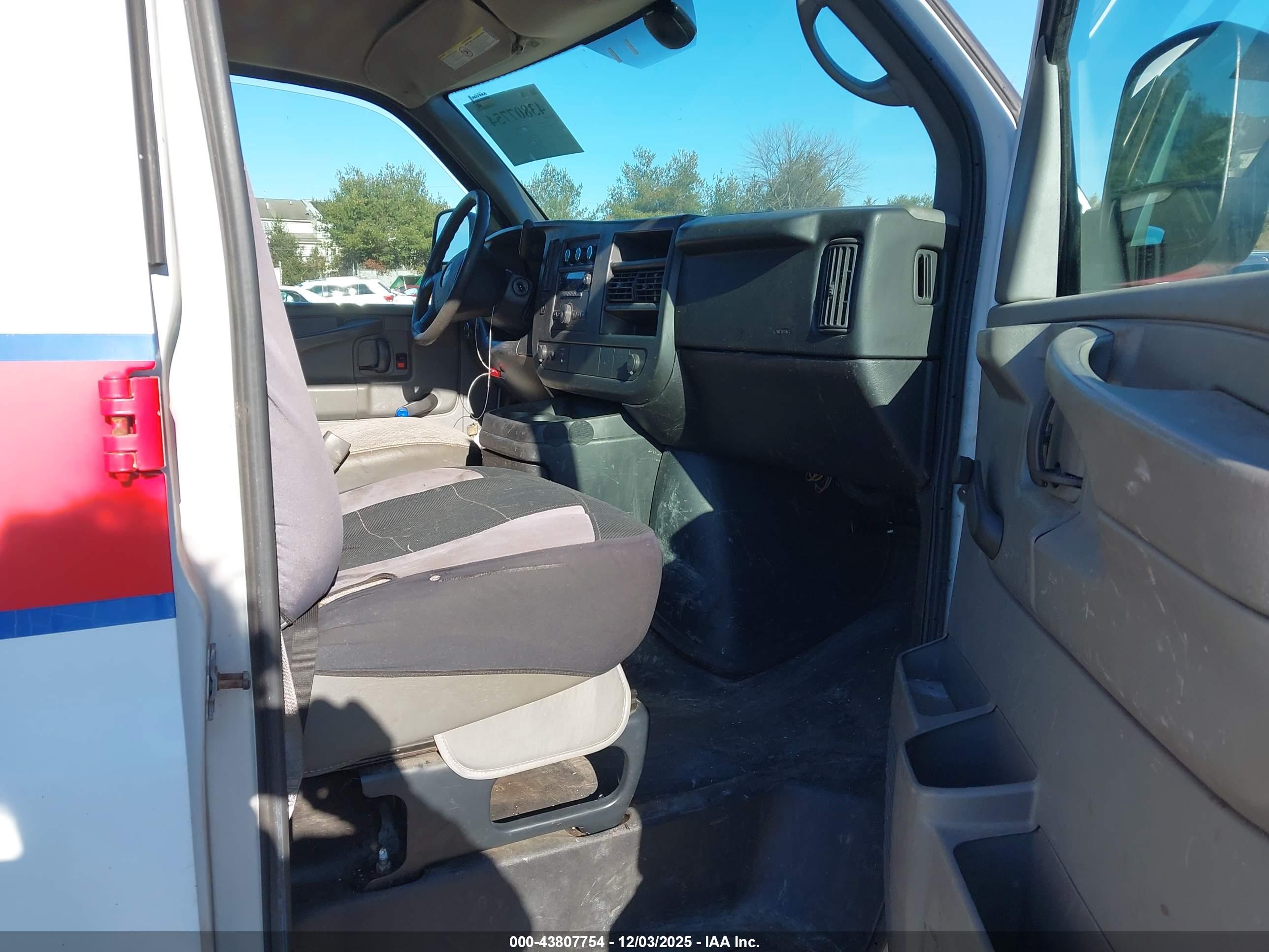 CHEVROLET EXPRESS image 5