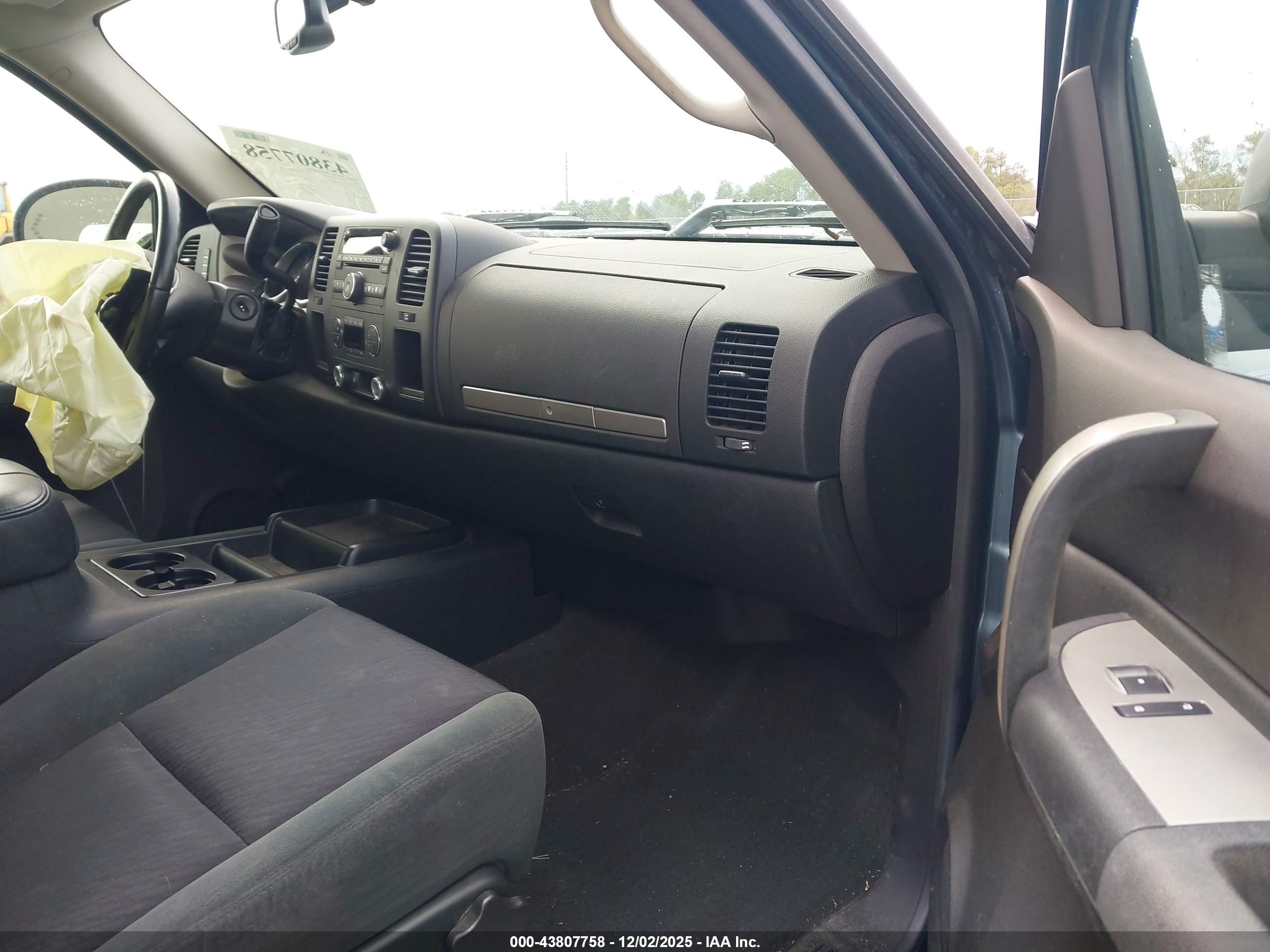 CHEVROLET SILVERADO image 5