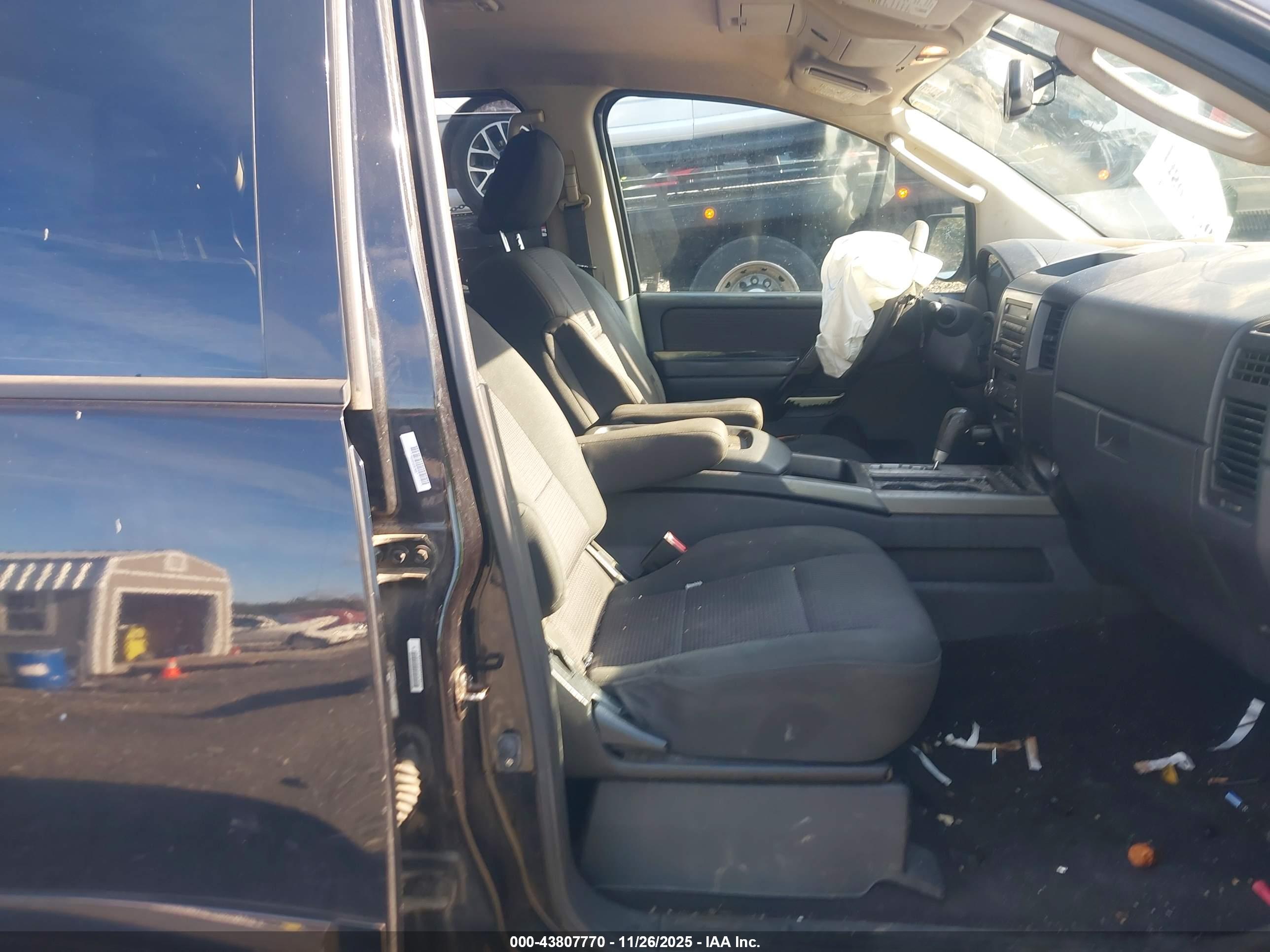 NISSAN TITAN image 5