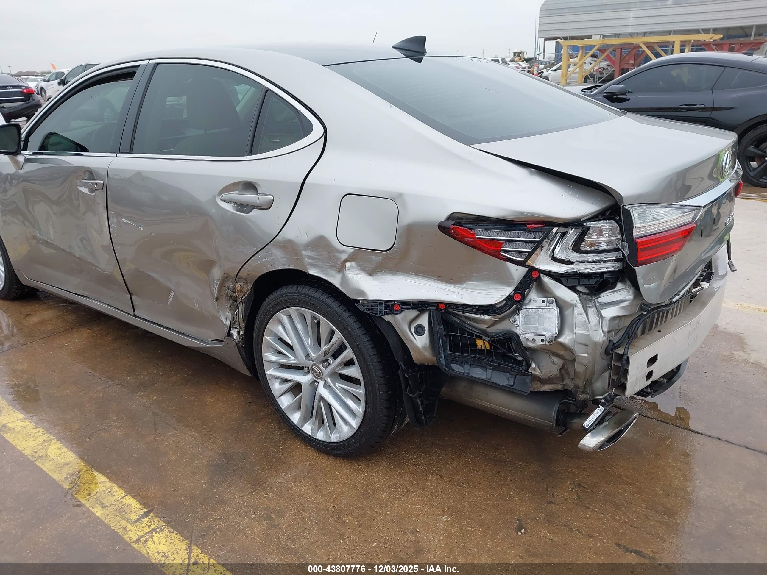 LEXUS ES image 6