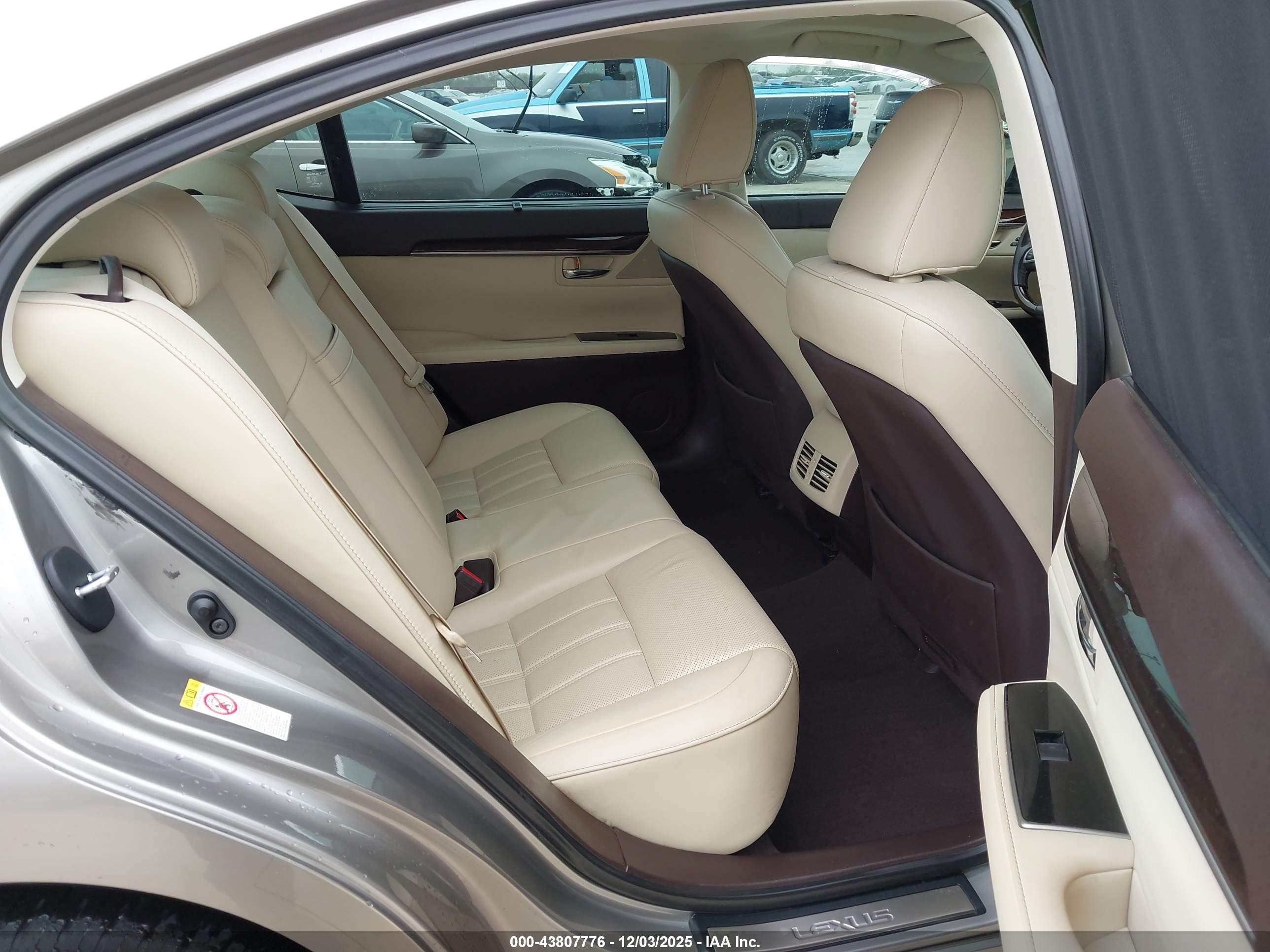LEXUS ES image 8