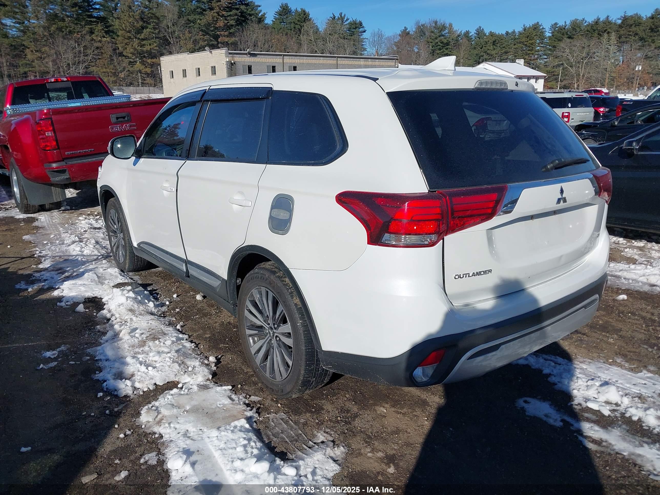MITSUBISHI OUTLANDER image 3