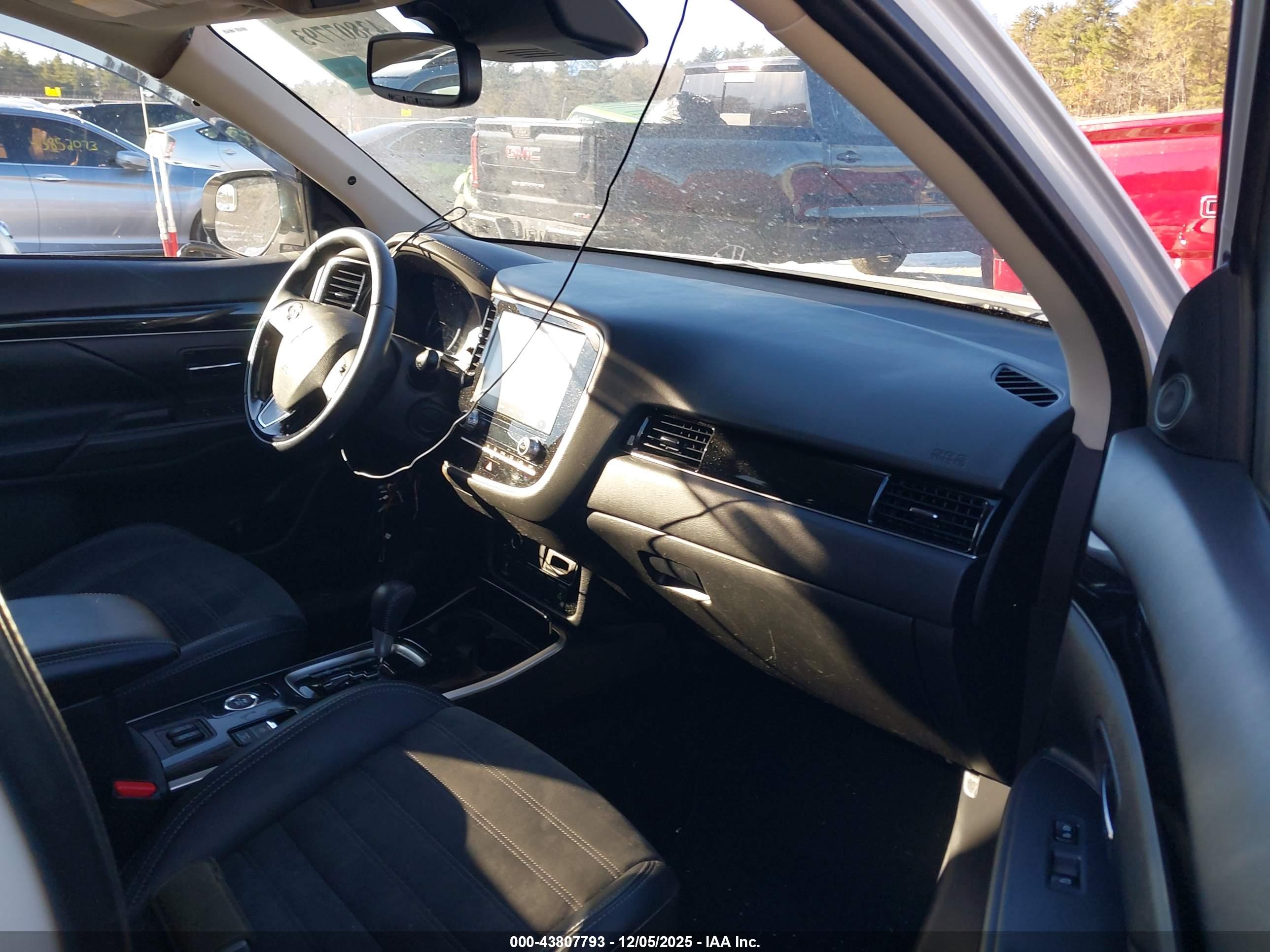 MITSUBISHI OUTLANDER image 5