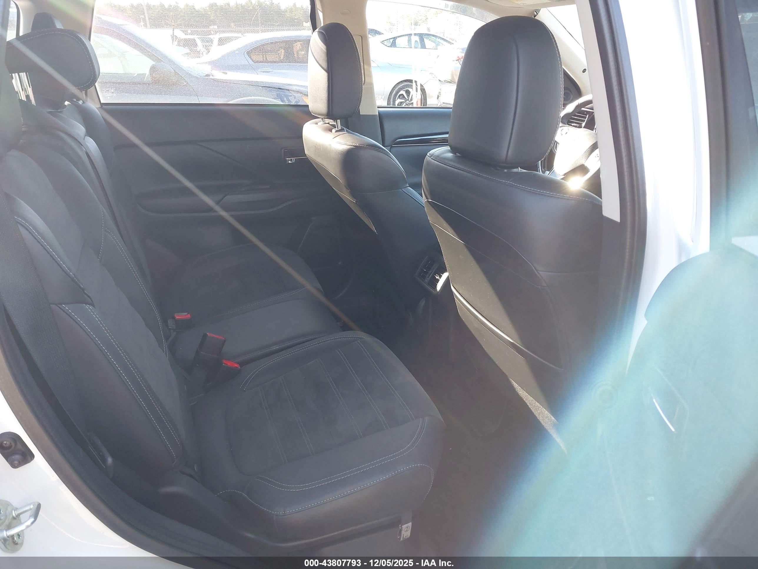 MITSUBISHI OUTLANDER image 8