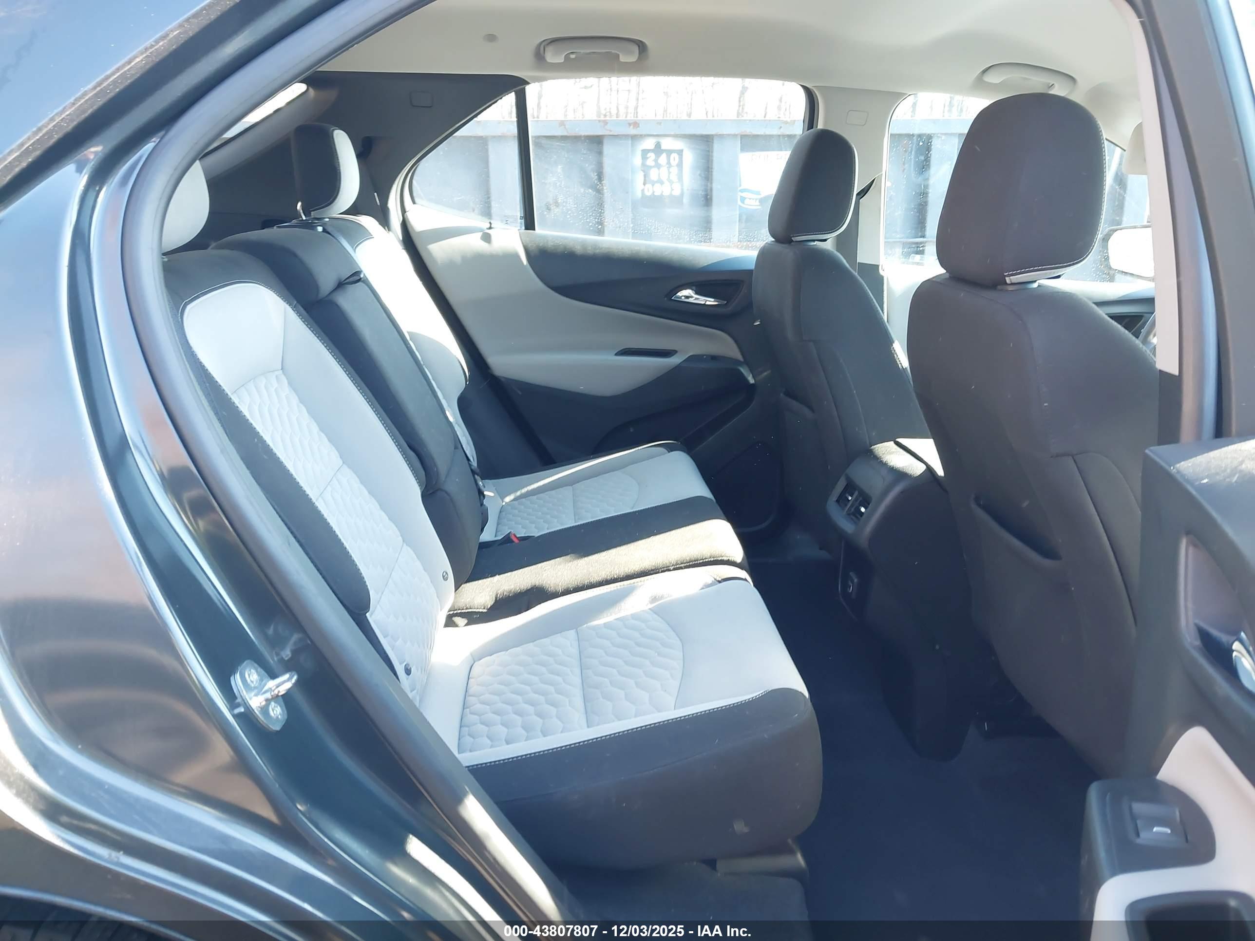 CHEVROLET EQUINOX image 8