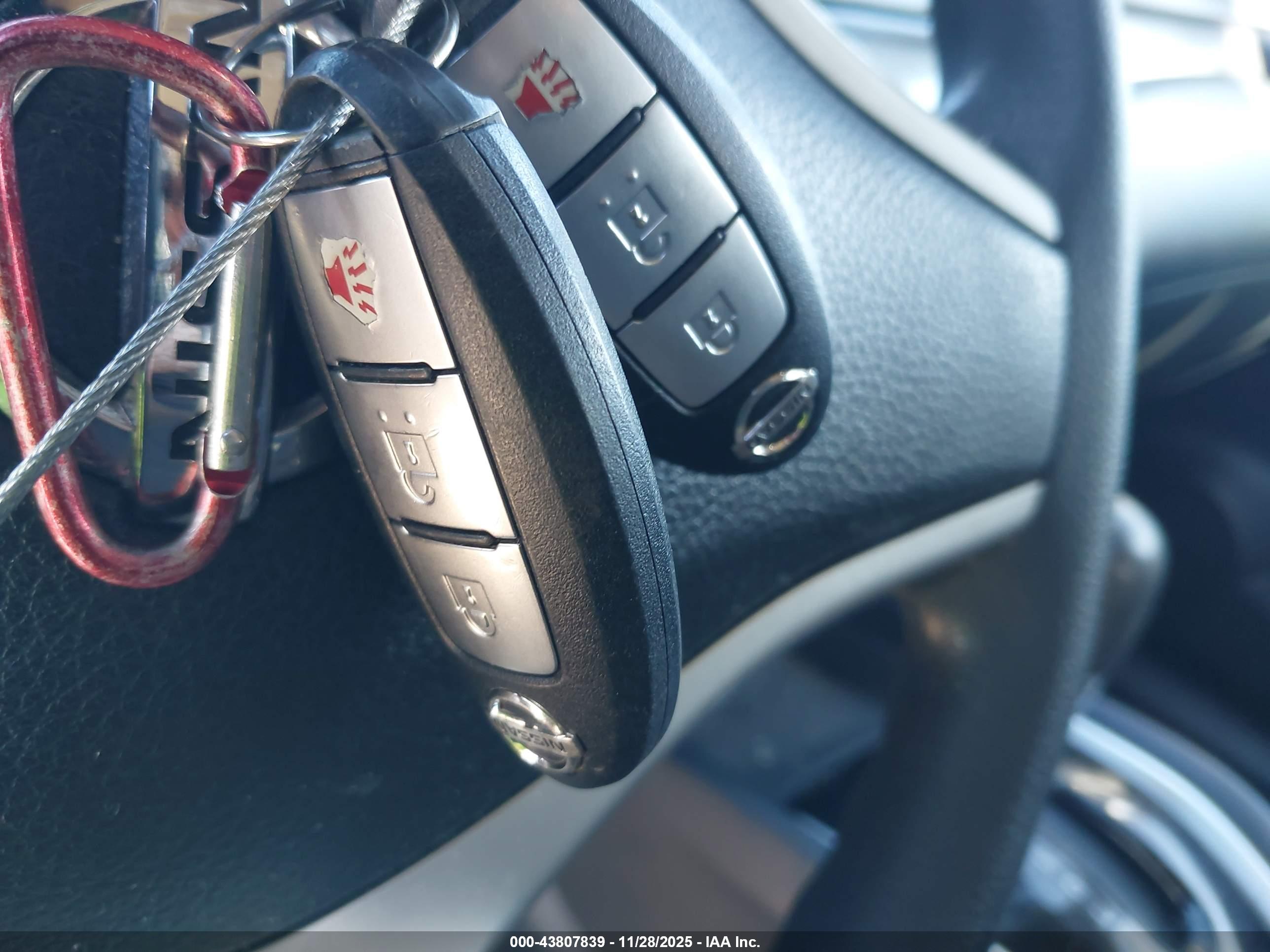NISSAN ROGUE image 11