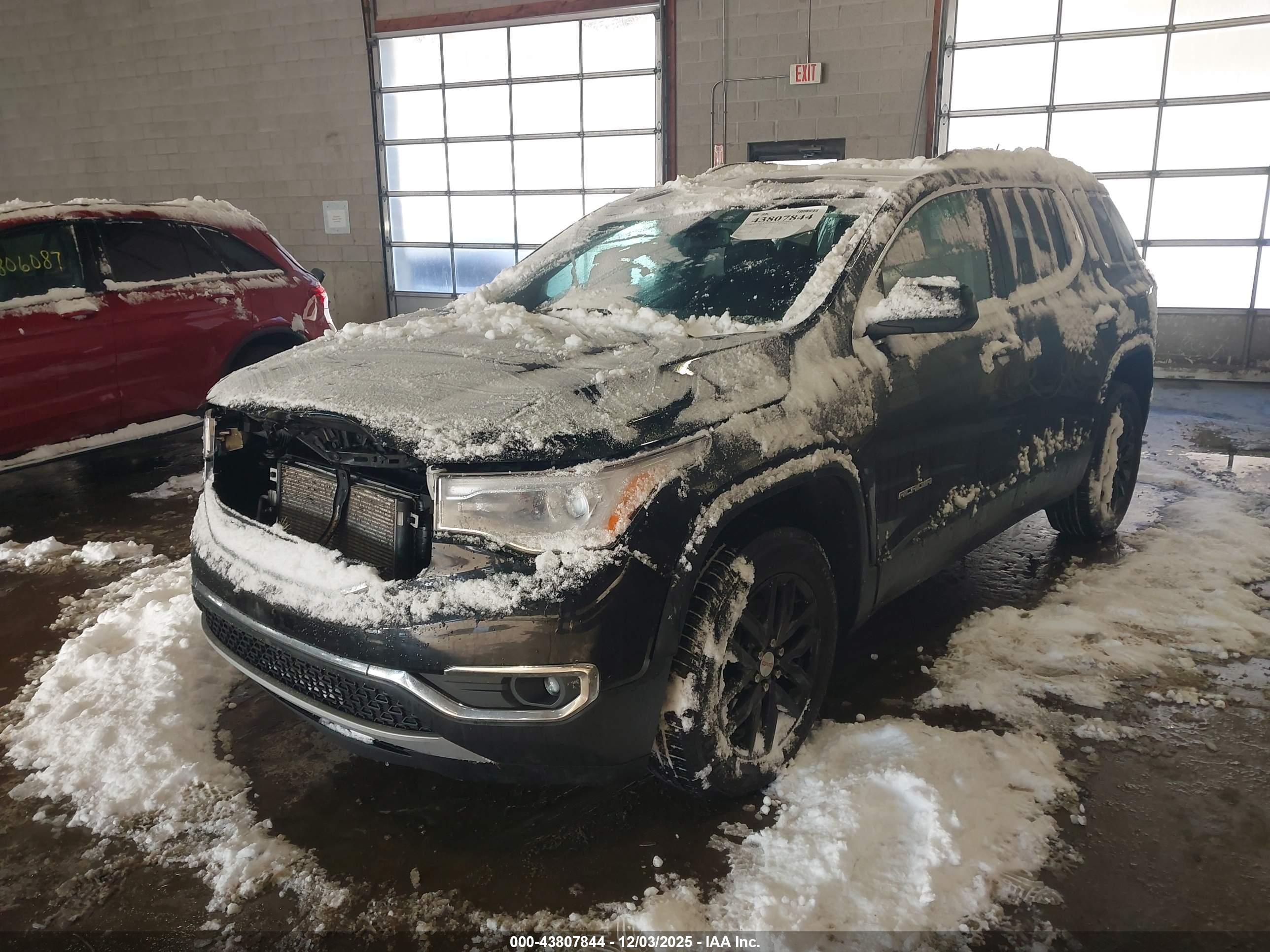 GMC ACADIA image 2