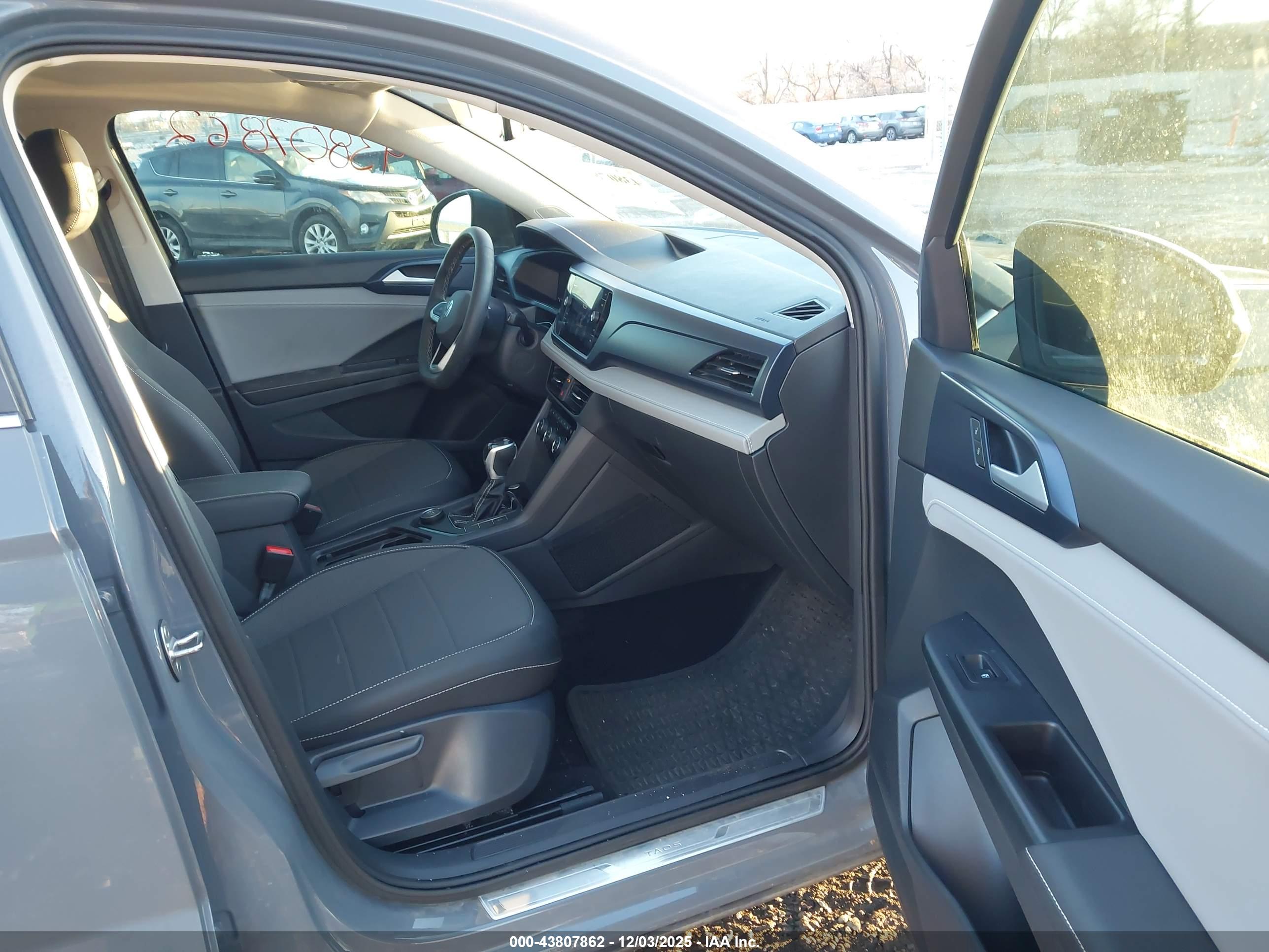 VOLKSWAGEN TAOS image 5