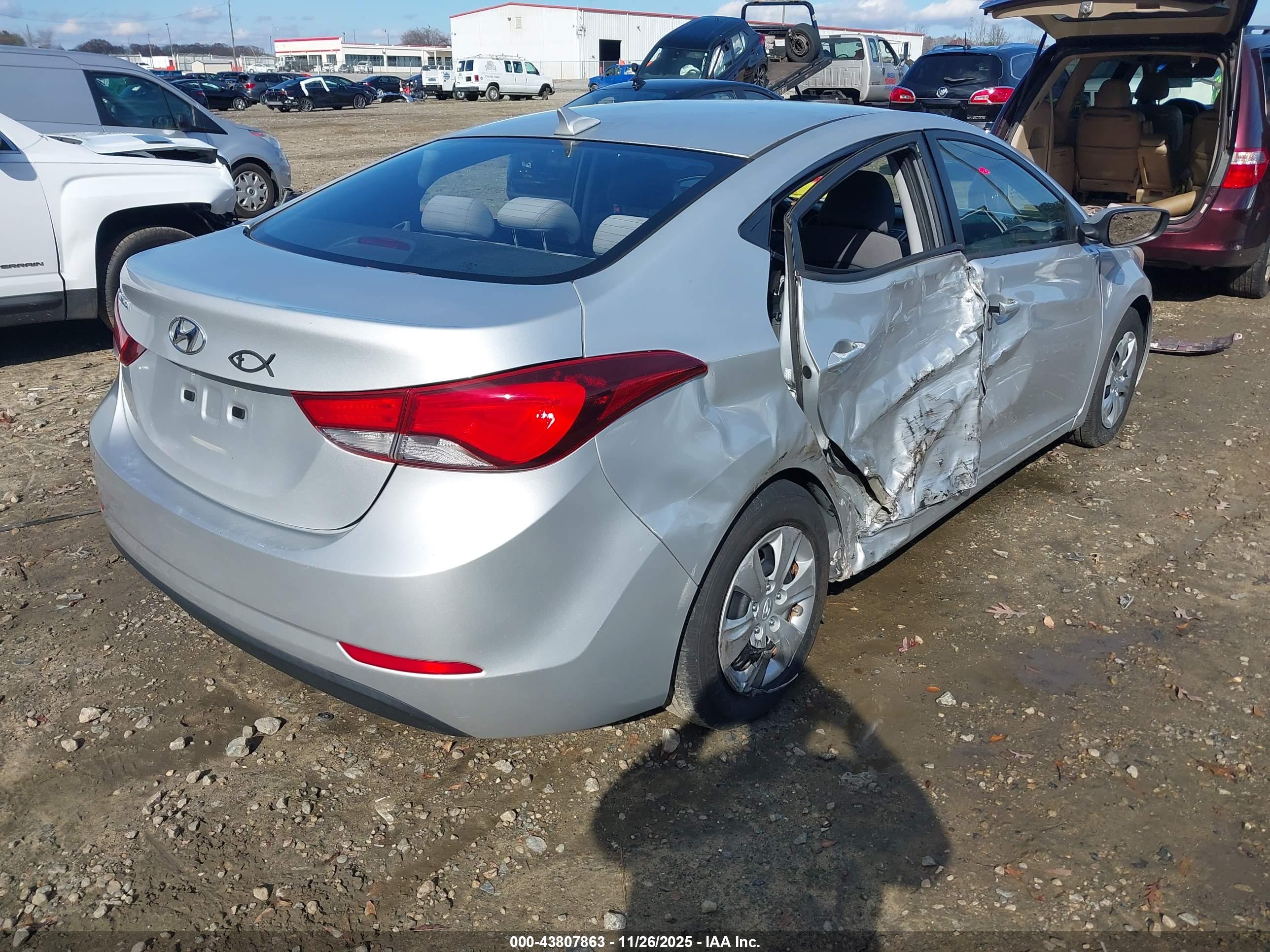 HYUNDAI ELANTRA image 4