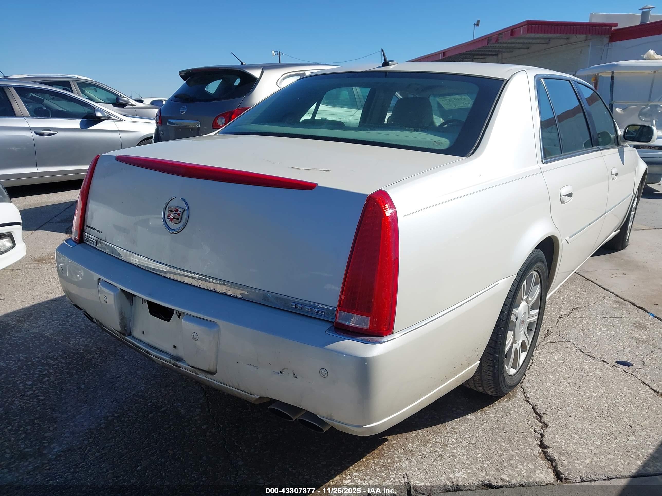 CADILLAC DTS image 4