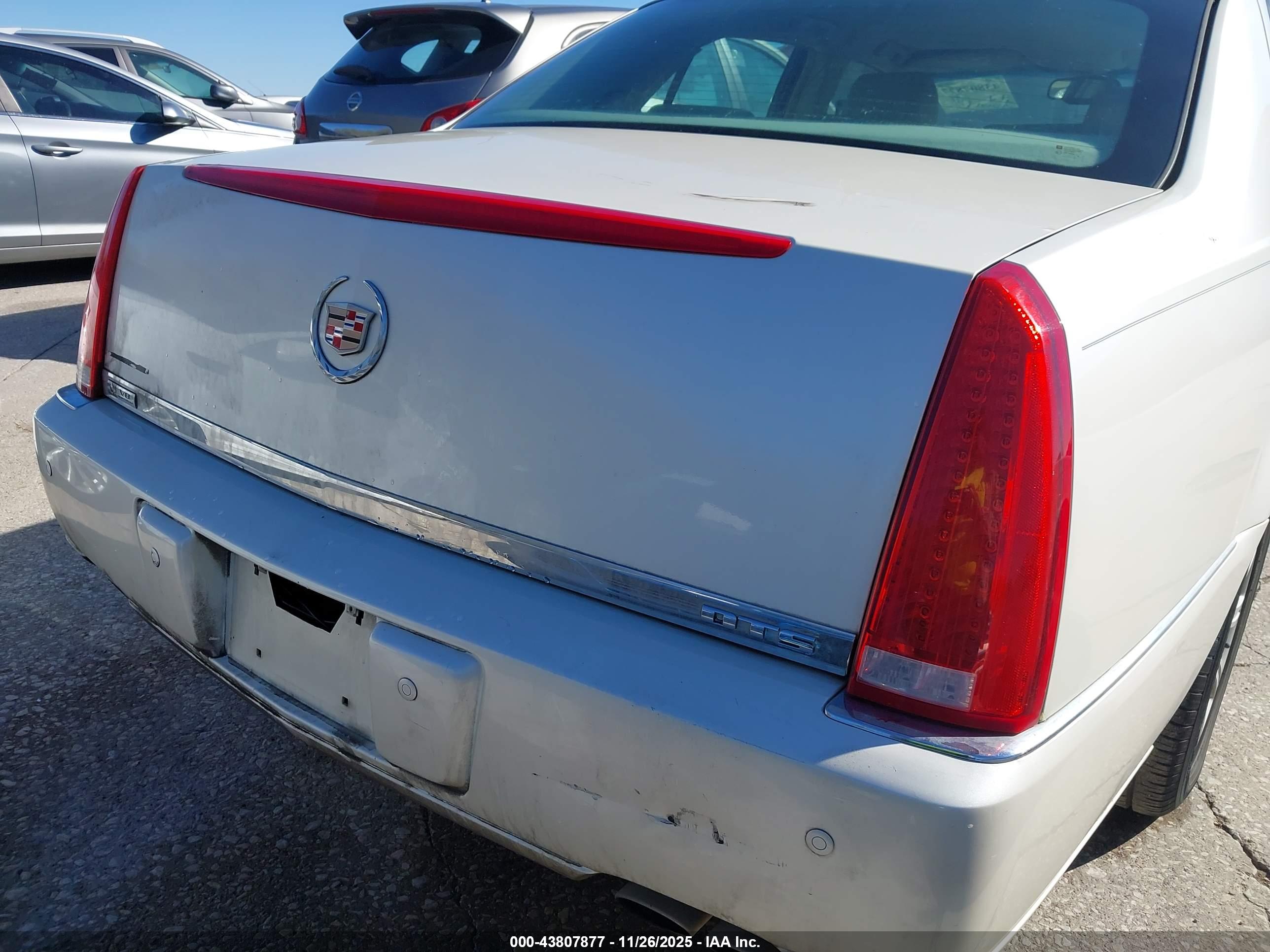 CADILLAC DTS image 6