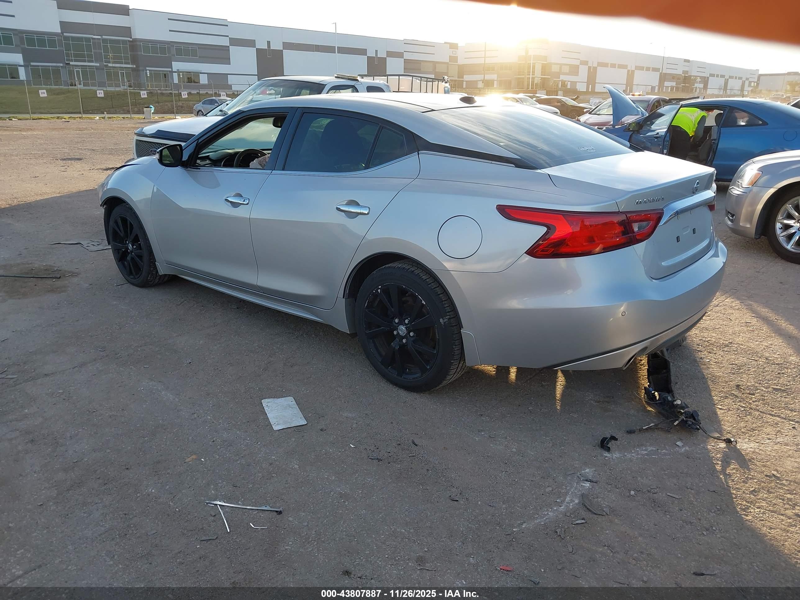 NISSAN MAXIMA image 3