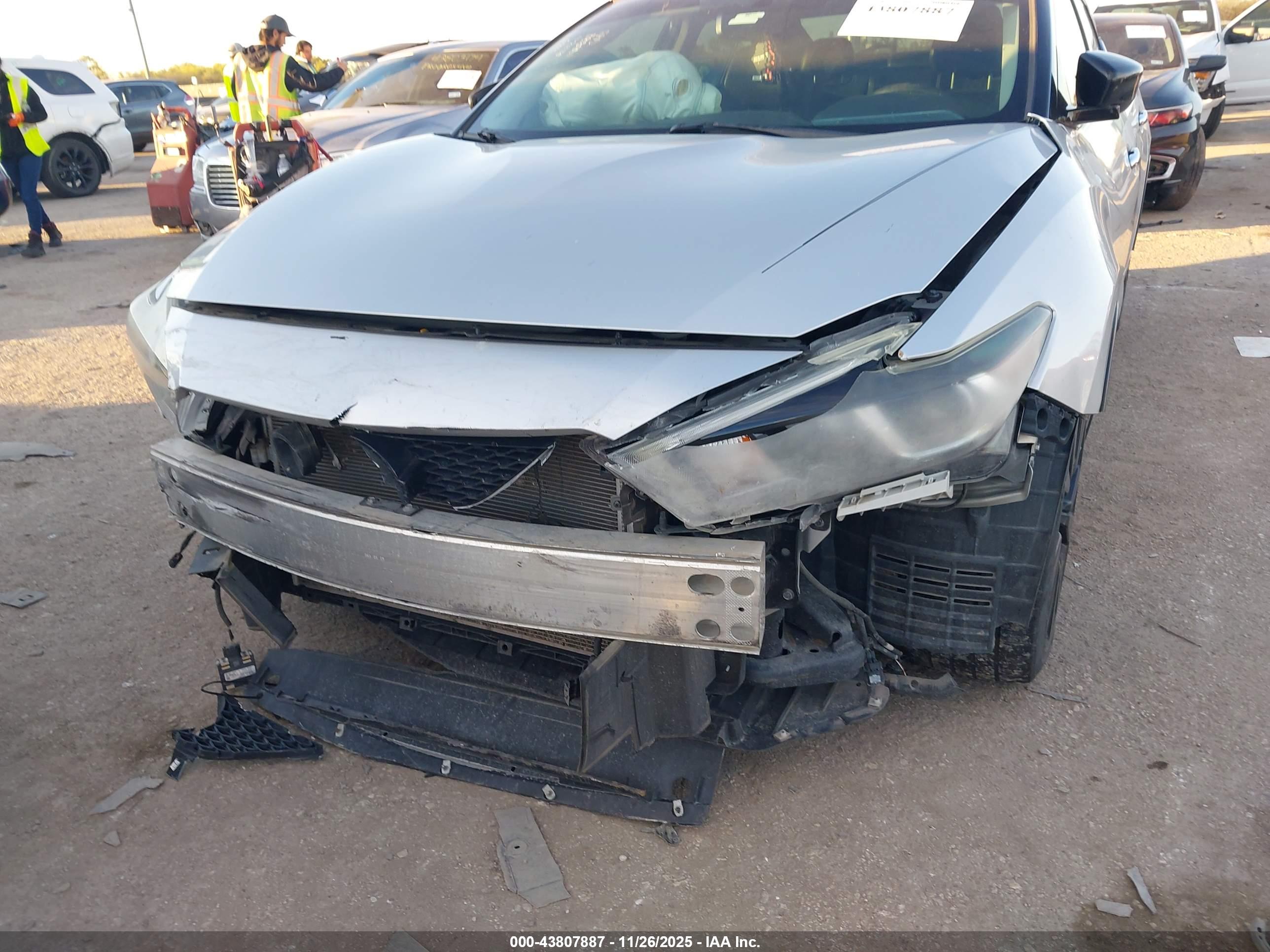 NISSAN MAXIMA image 6