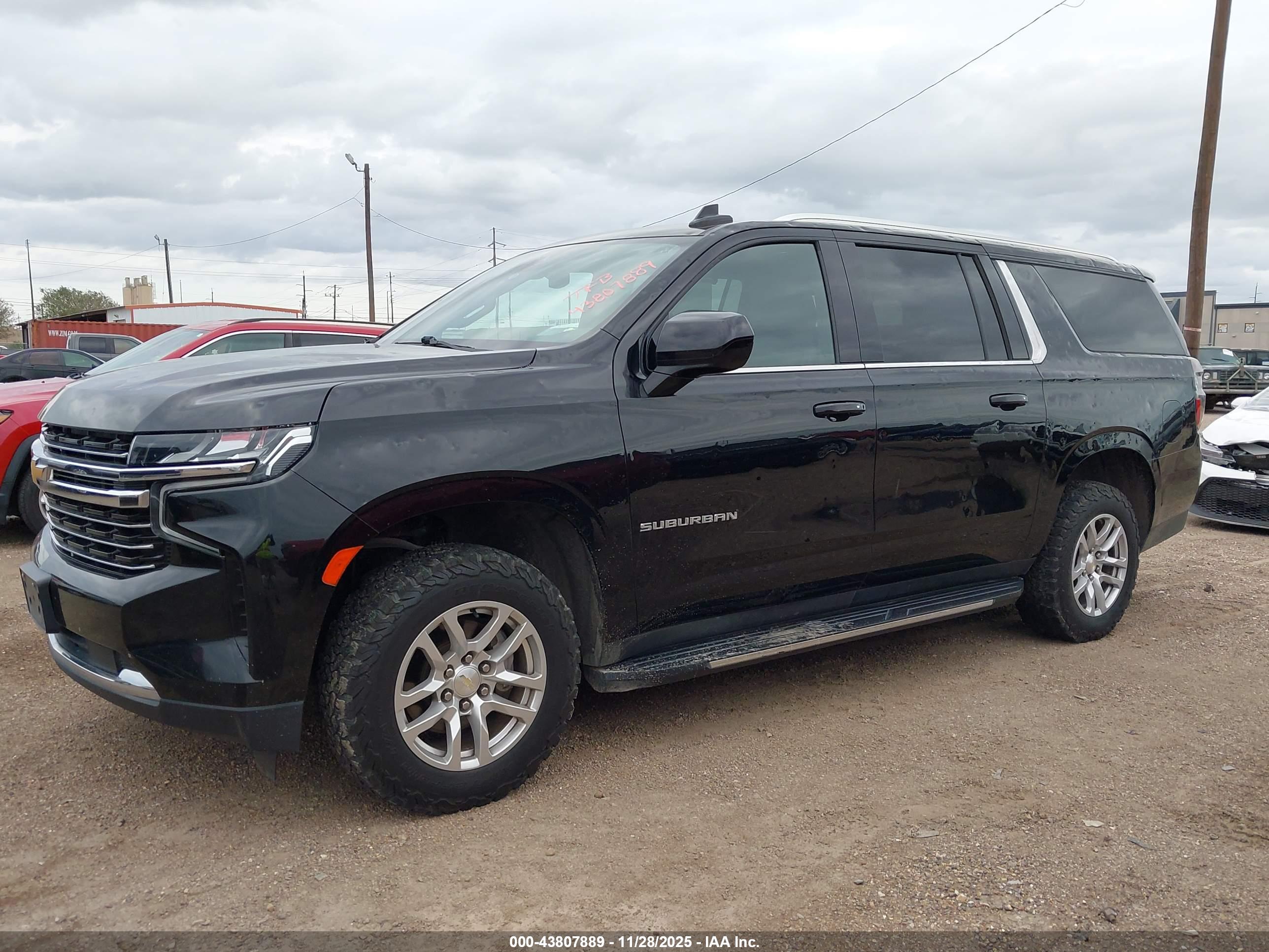 CHEVROLET SUBURBAN image 2