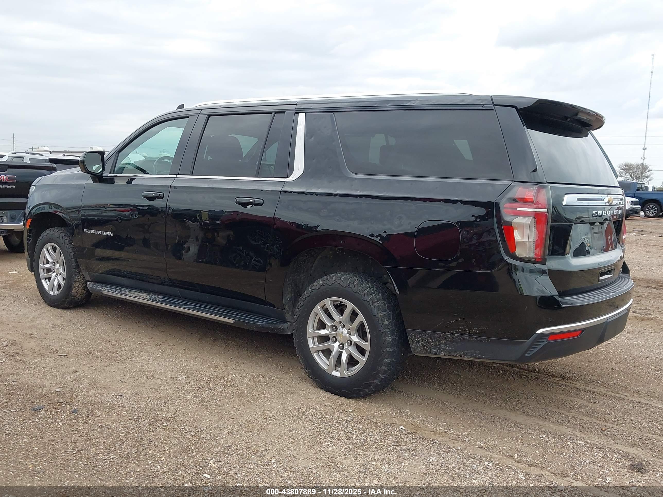 CHEVROLET SUBURBAN image 3