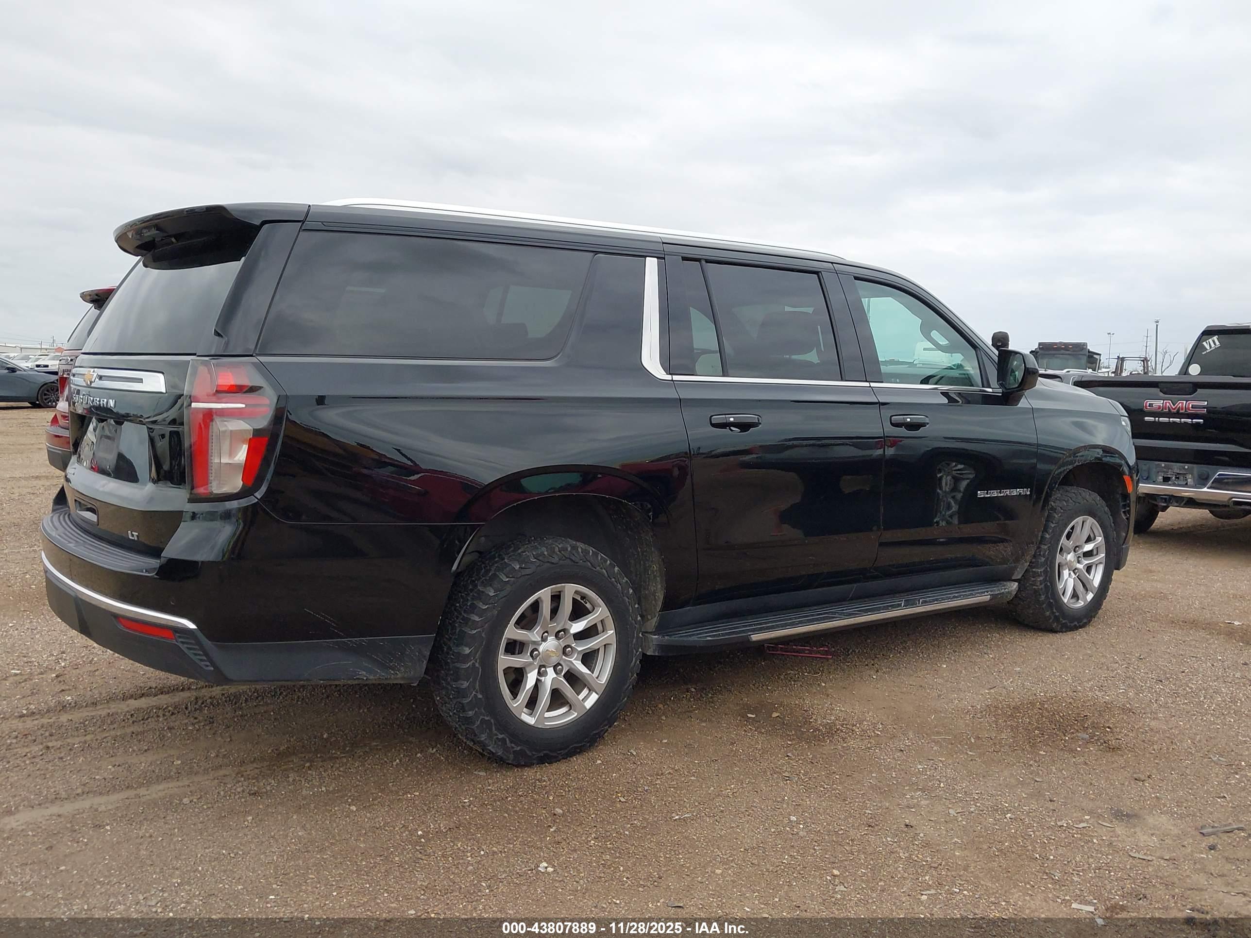 CHEVROLET SUBURBAN image 4