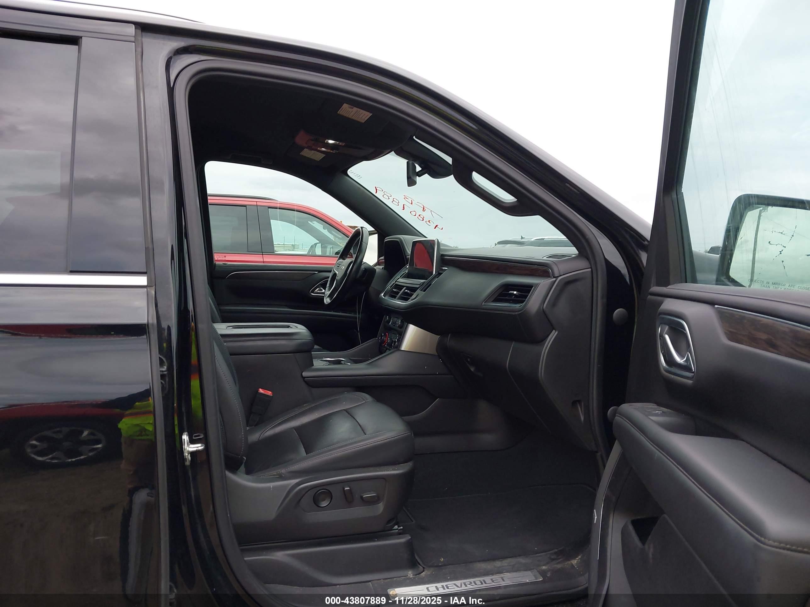 CHEVROLET SUBURBAN image 5