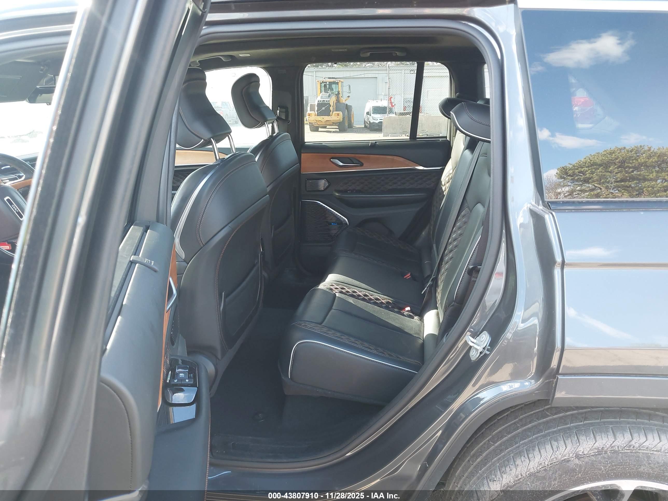 JEEP GRAND image 8