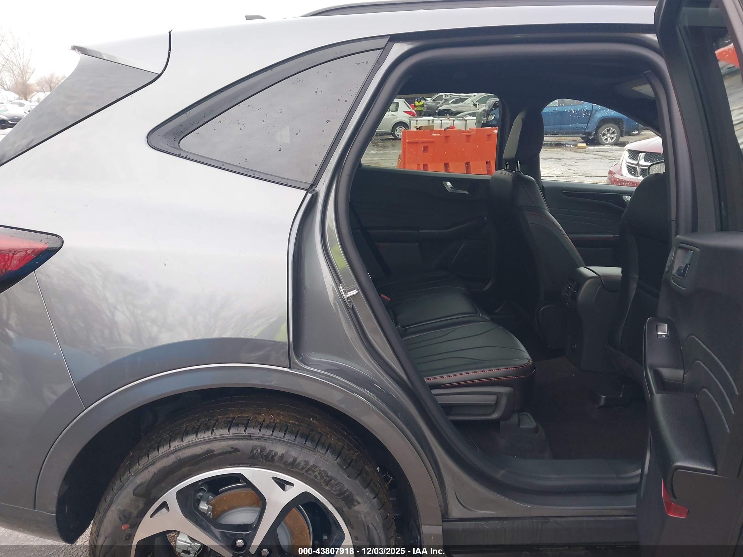 FORD ESCAPE image 8