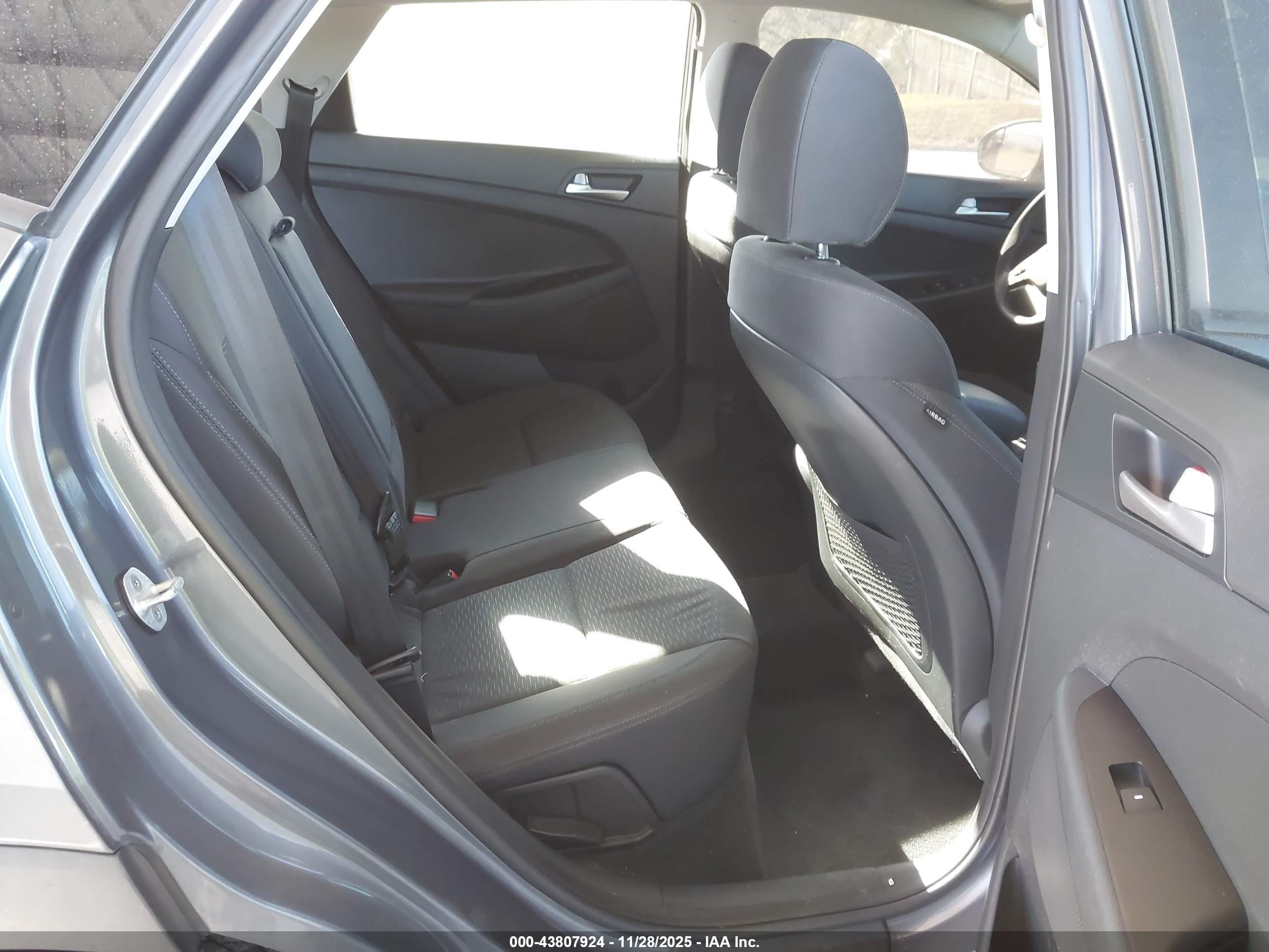 HYUNDAI TUCSON image 8