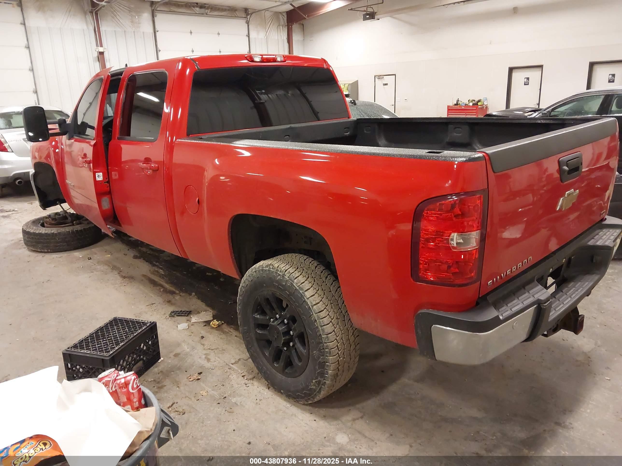 CHEVROLET SILVERADO image 3