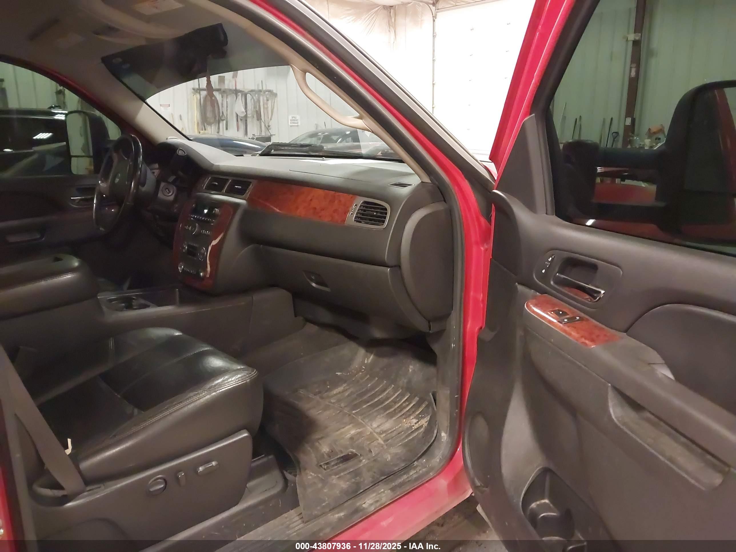 CHEVROLET SILVERADO image 5