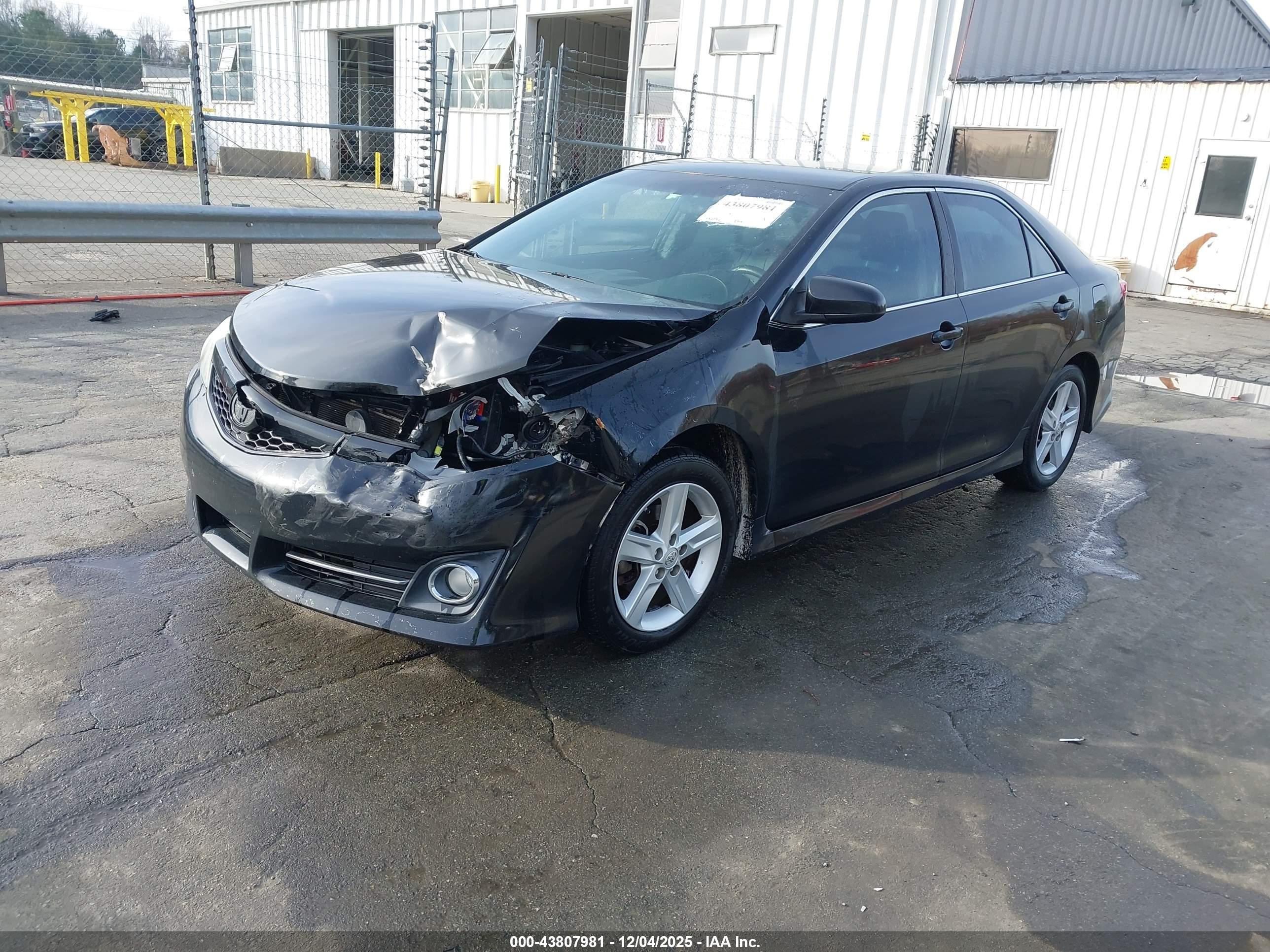 TOYOTA CAMRY image 2