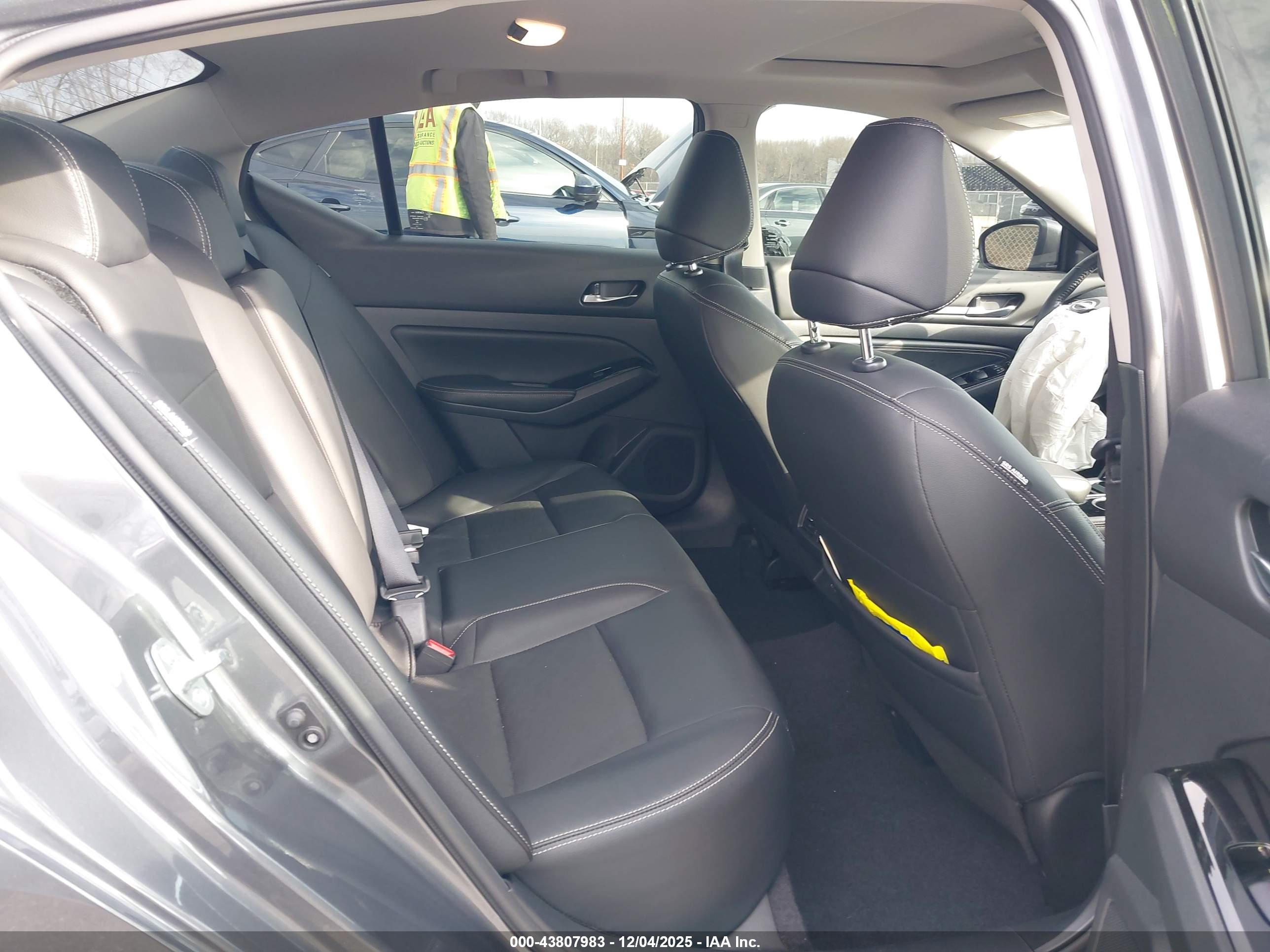 NISSAN ALTIMA image 8