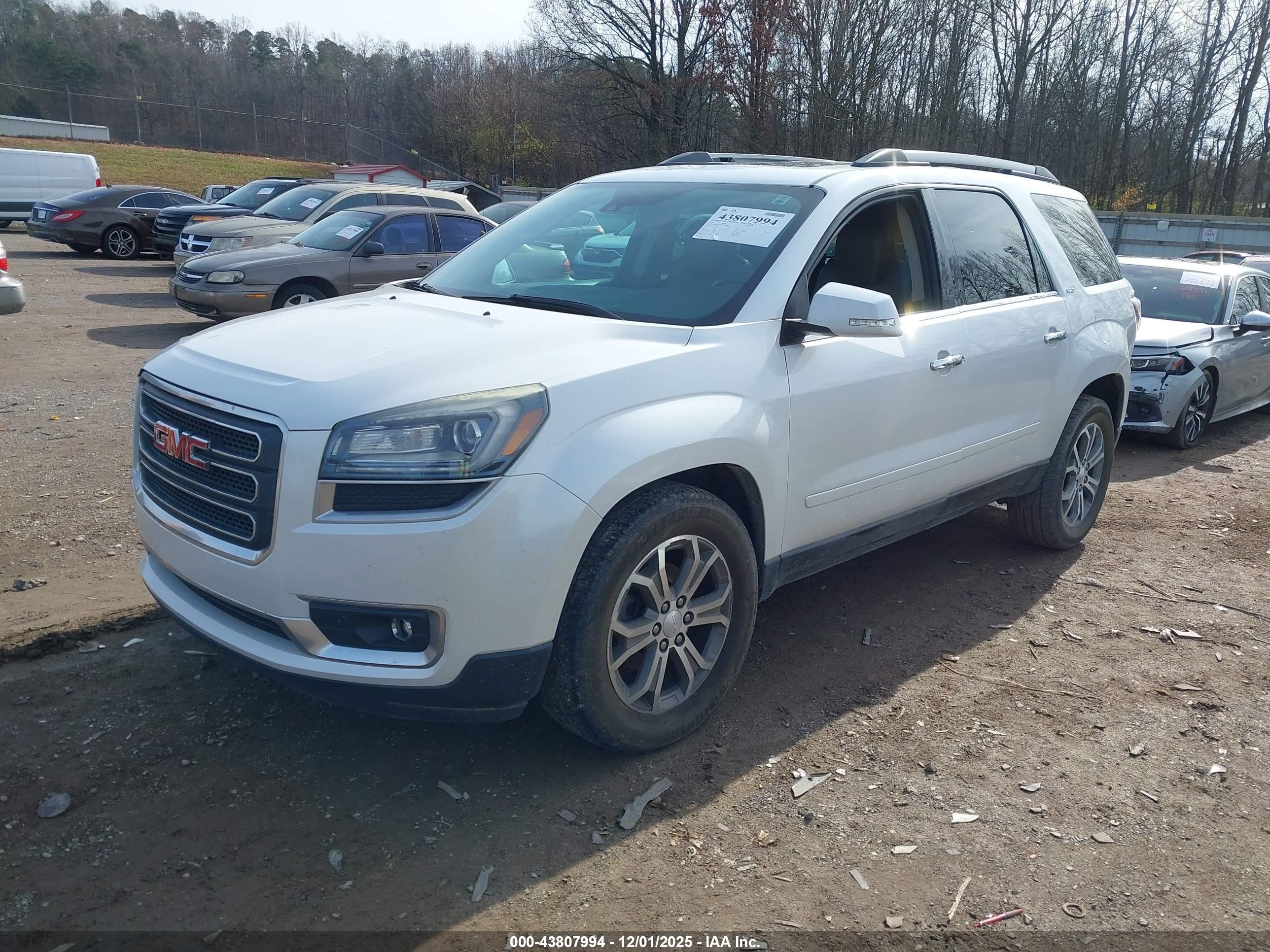 GMC ACADIA image 2