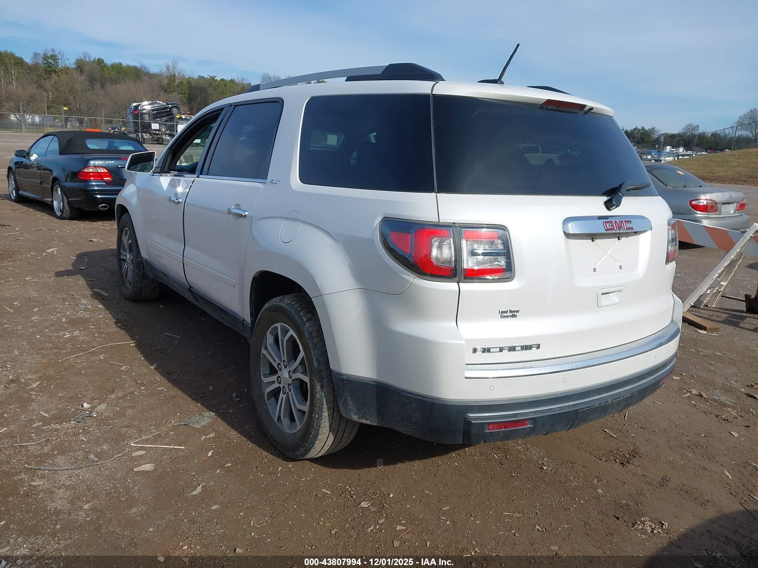 GMC ACADIA image 3