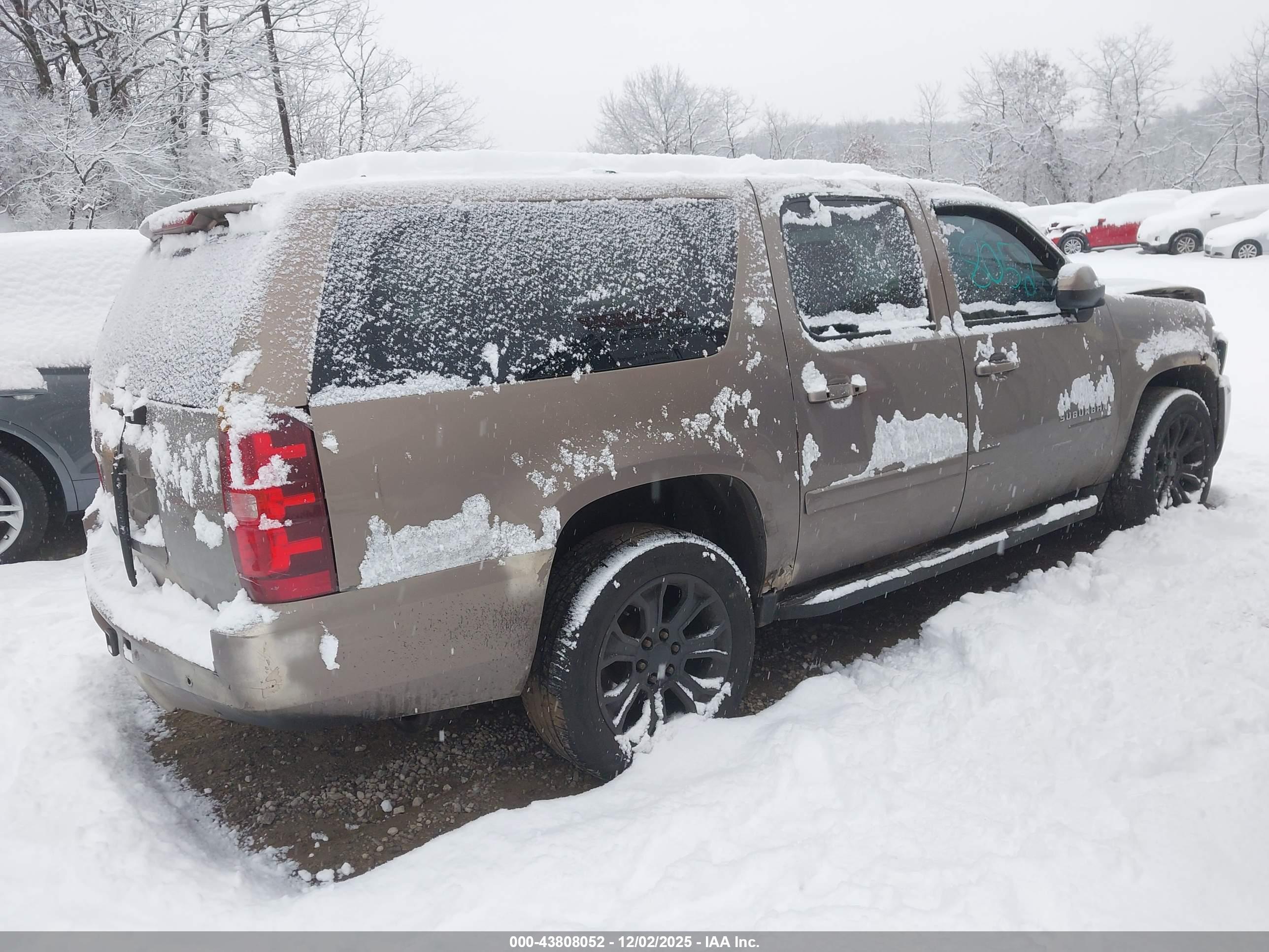 CHEVROLET SUBURBAN image 4
