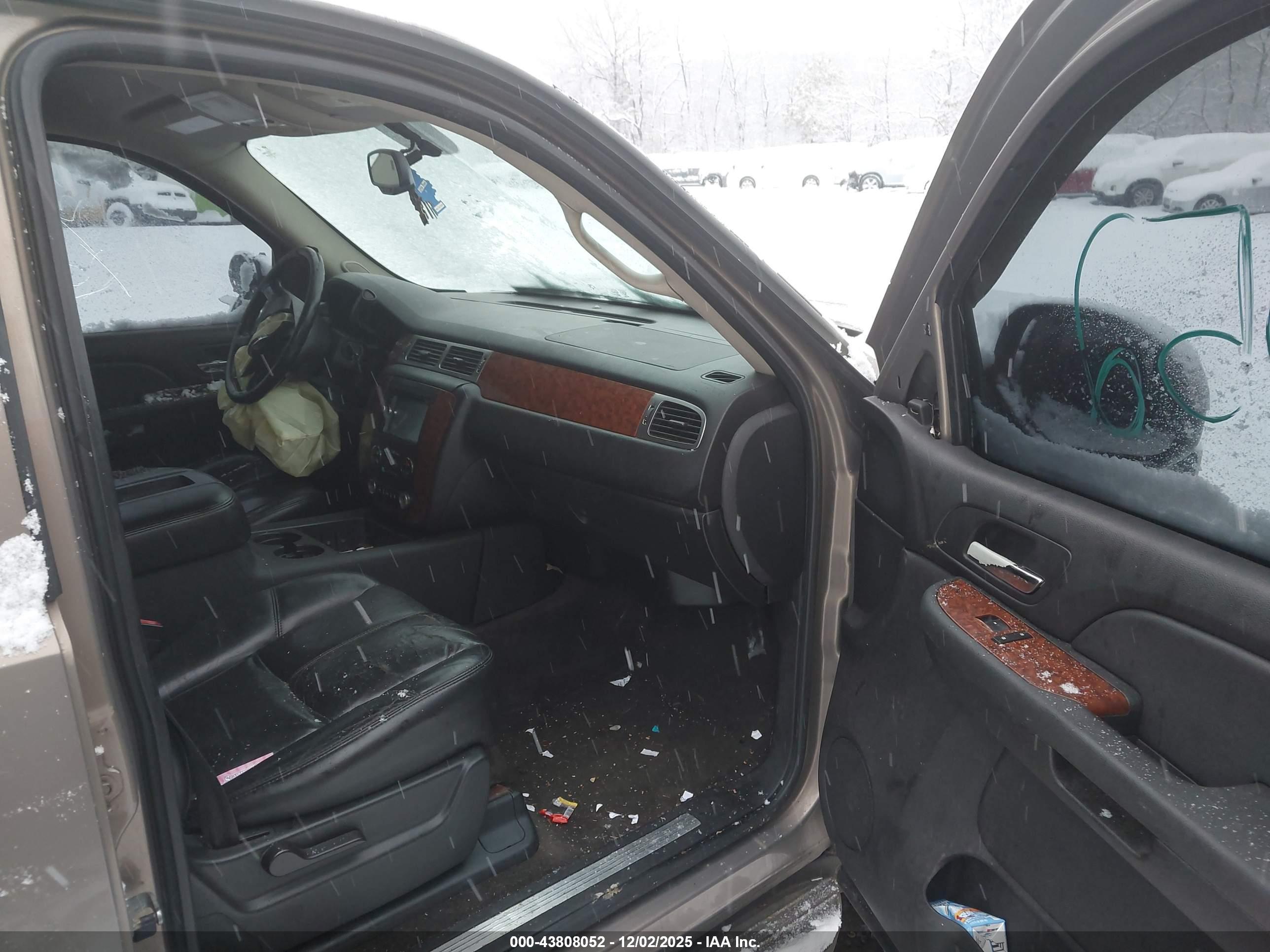 CHEVROLET SUBURBAN image 5