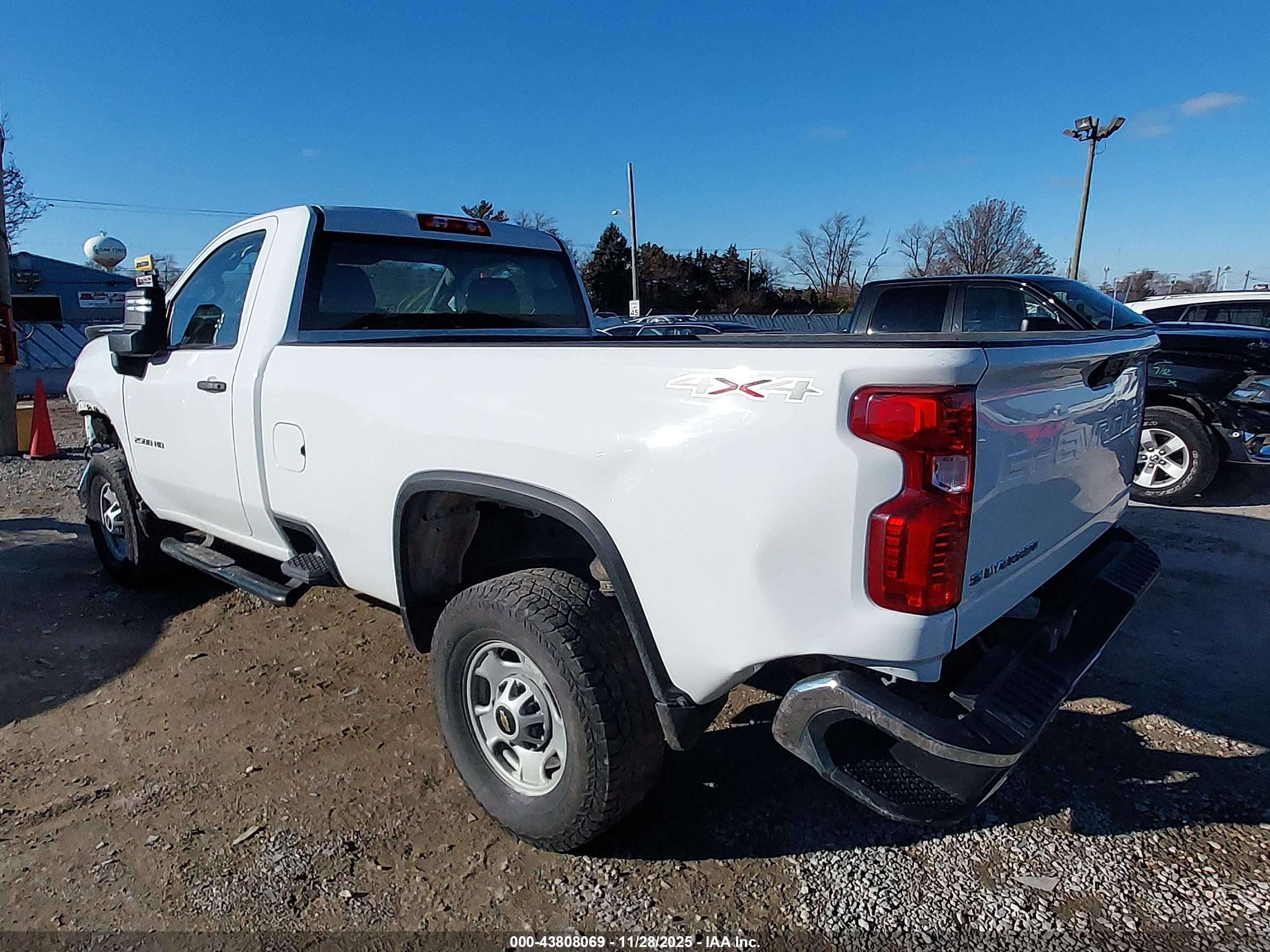 CHEVROLET SILVERADO image 3