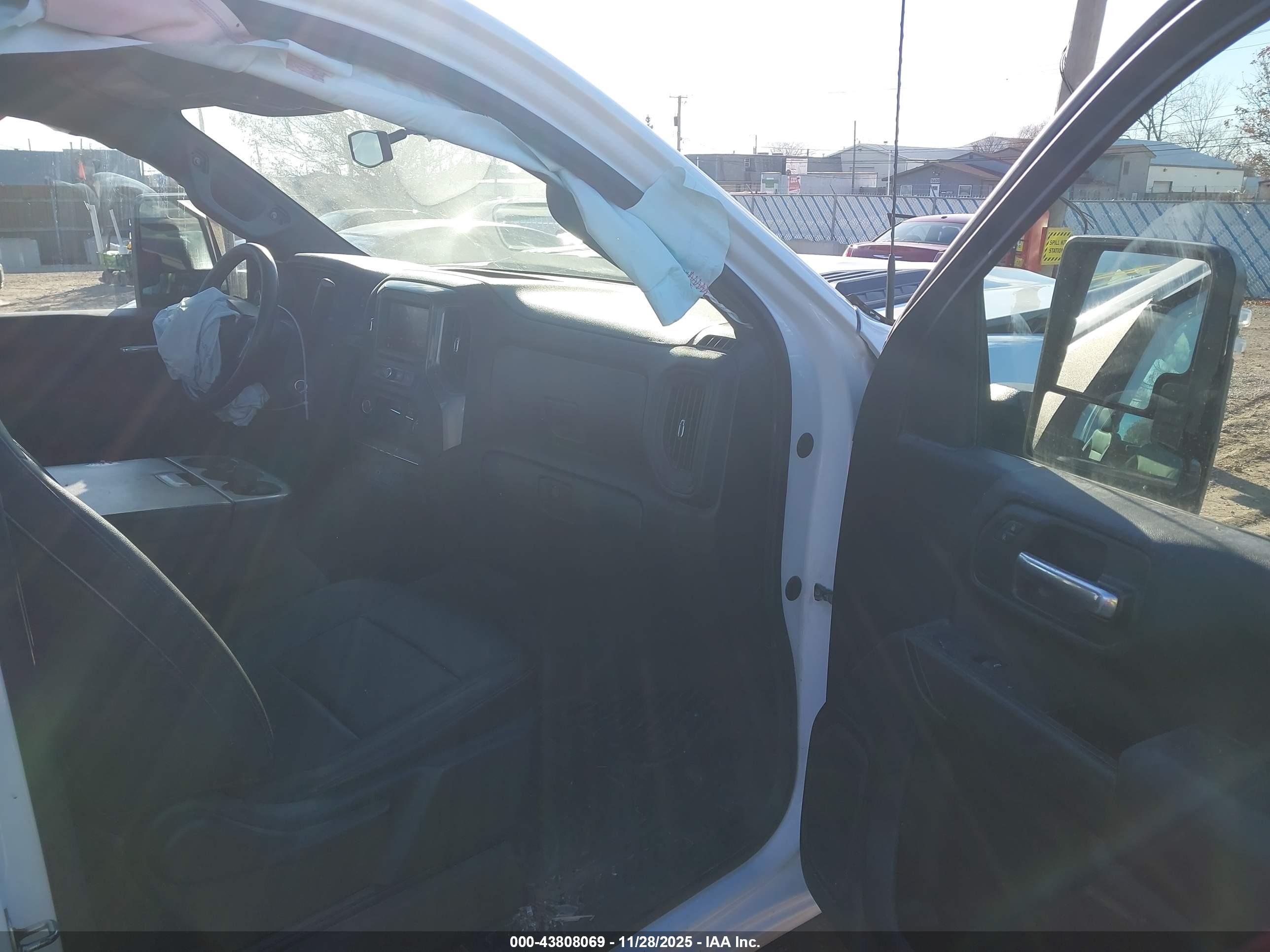 CHEVROLET SILVERADO image 5