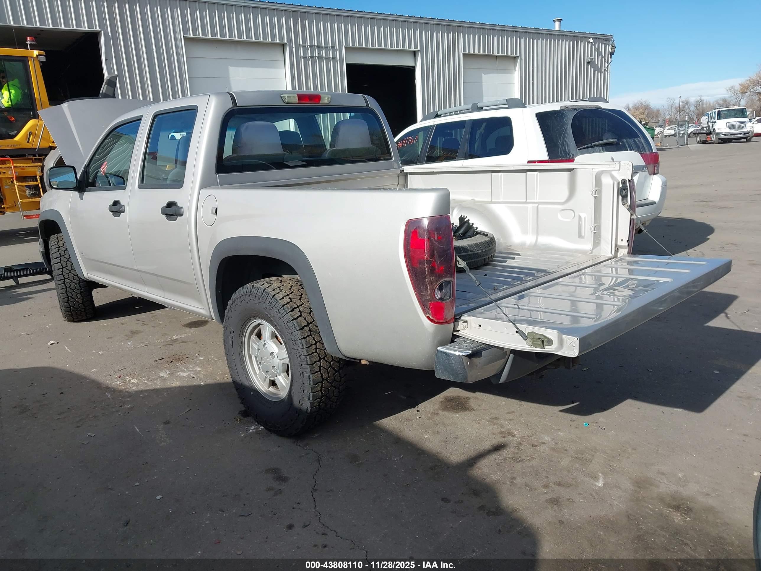 CHEVROLET COLORADO image 3