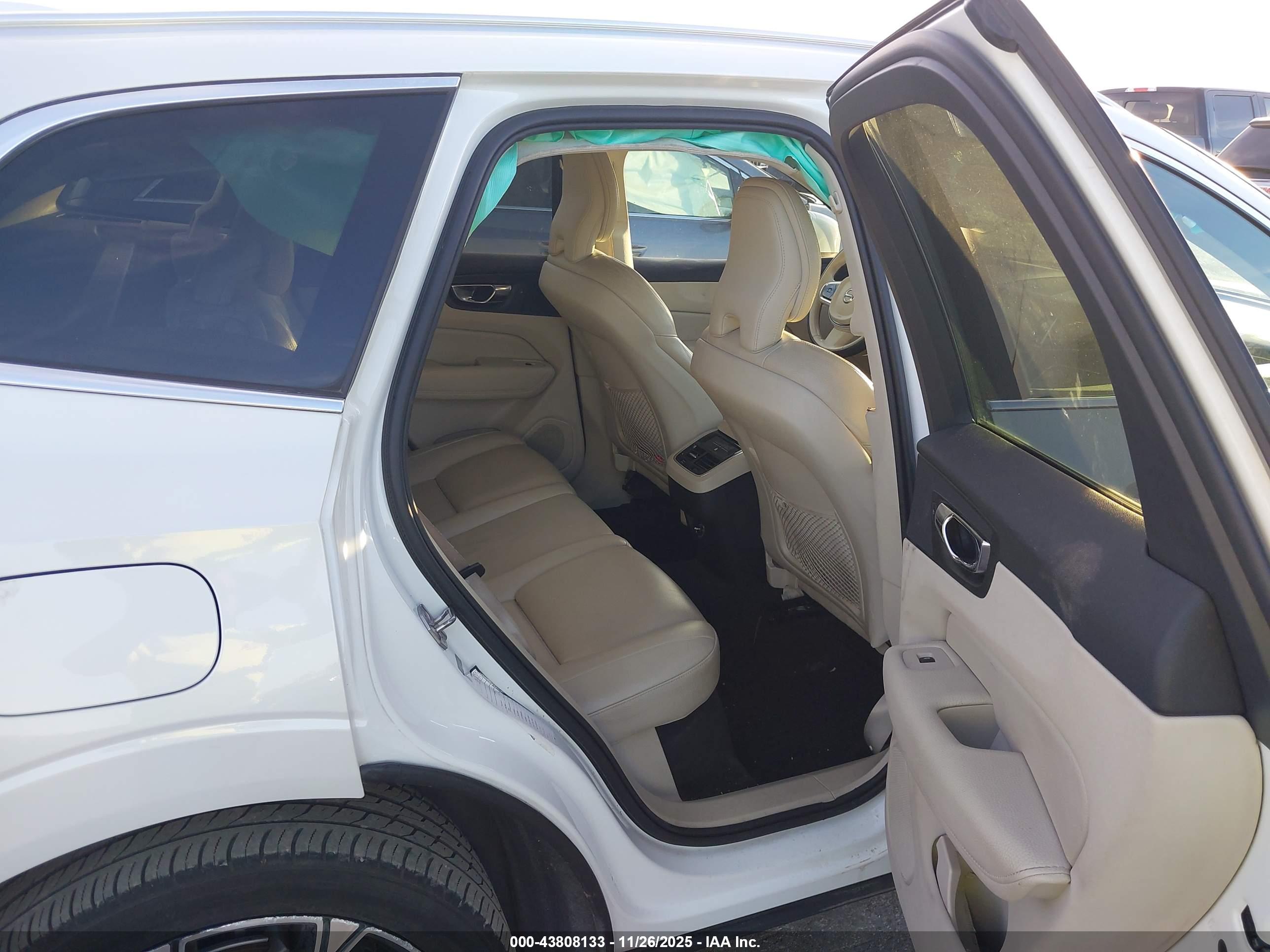 VOLVO XC60 image 8