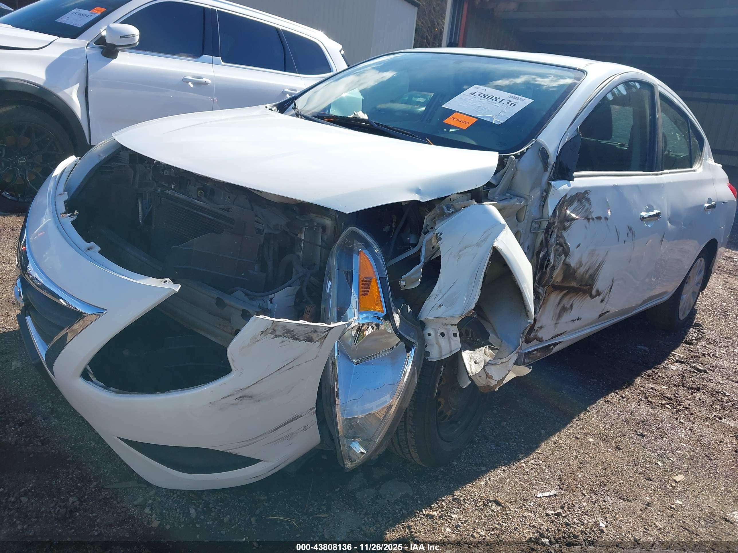 NISSAN VERSA image 6