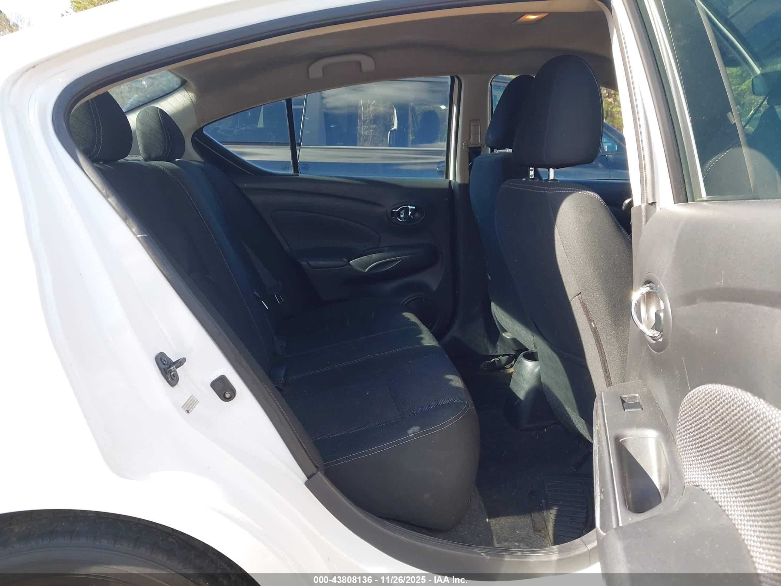 NISSAN VERSA image 8