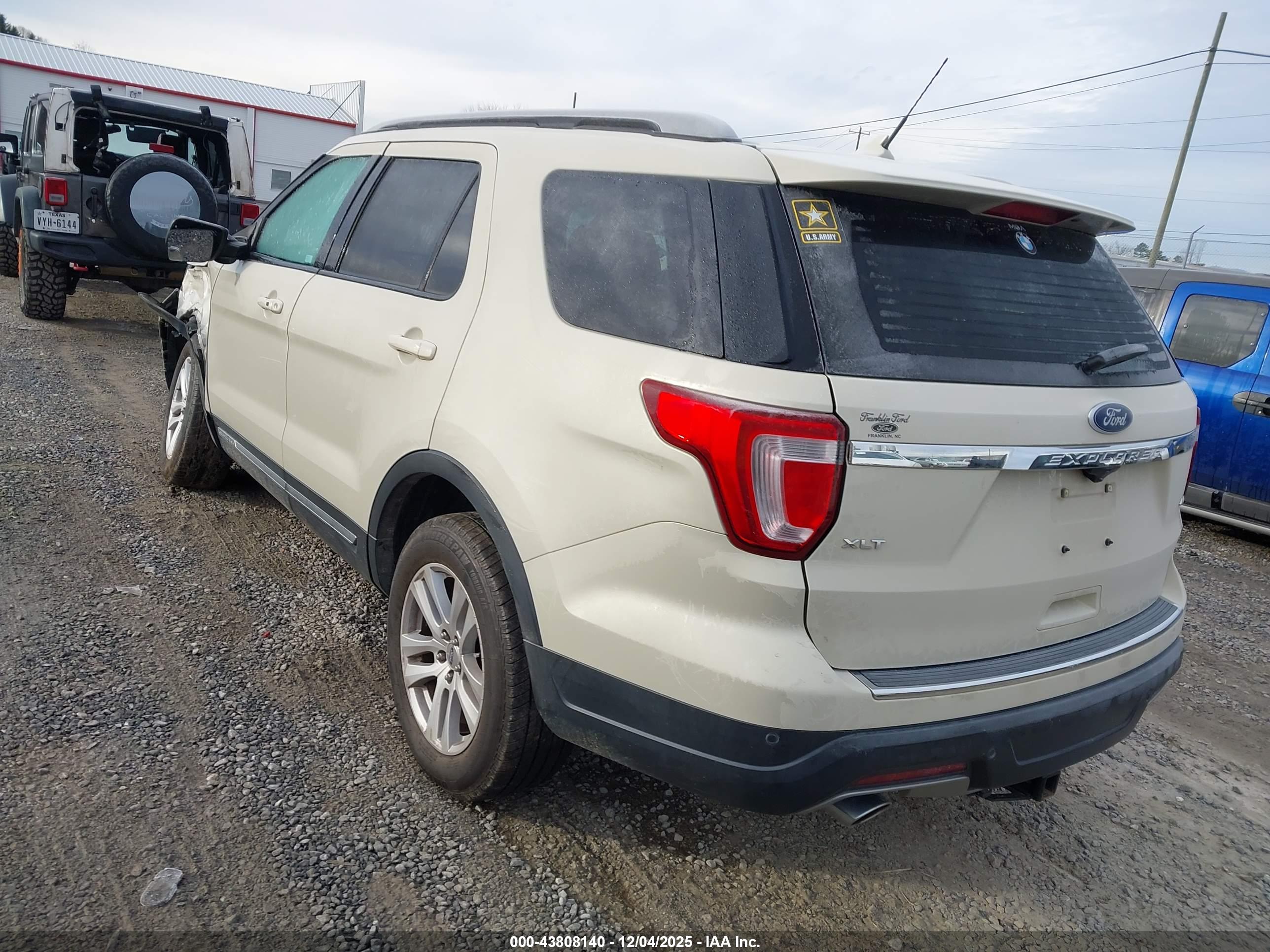 FORD EXPLORER image 3