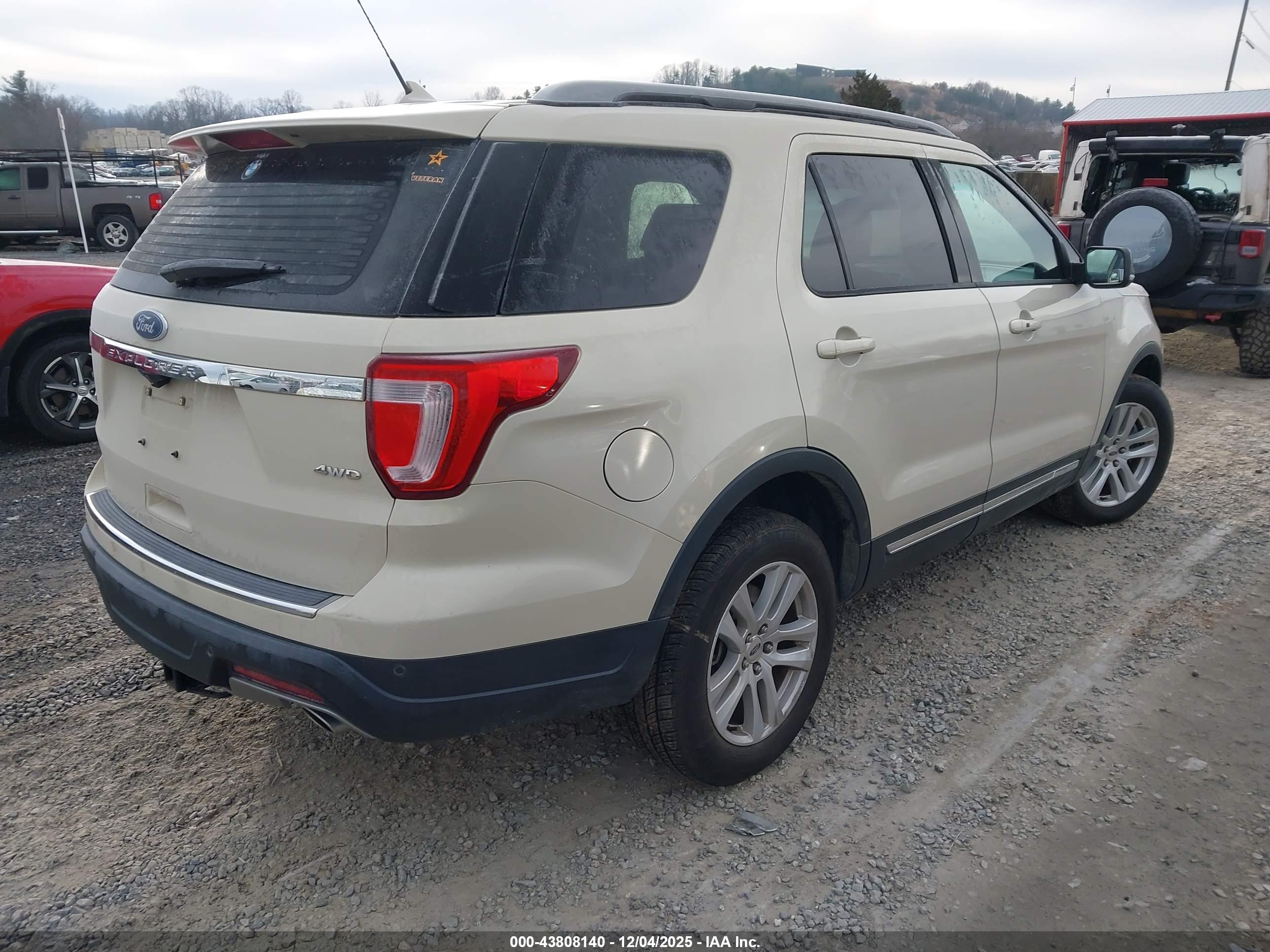 FORD EXPLORER image 4