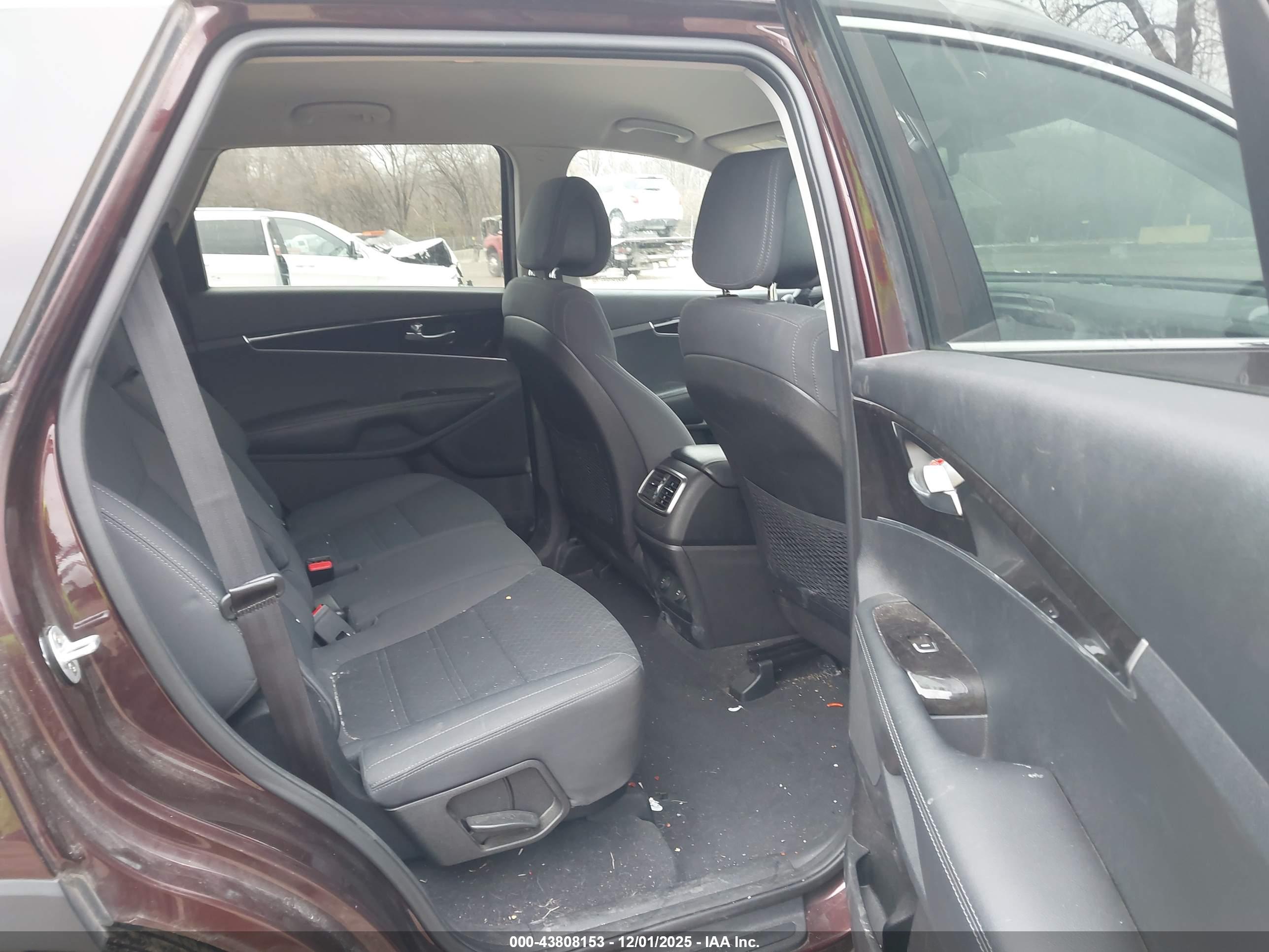 KIA SORENTO image 8