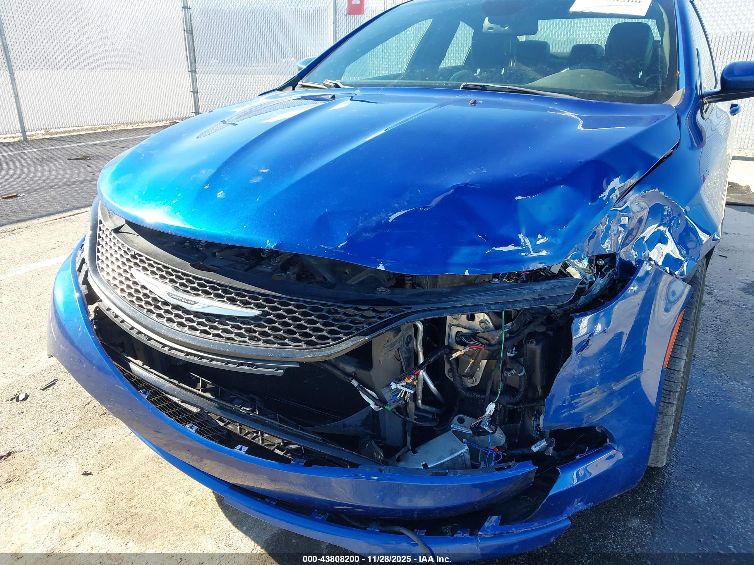 CHRYSLER 200 image 6