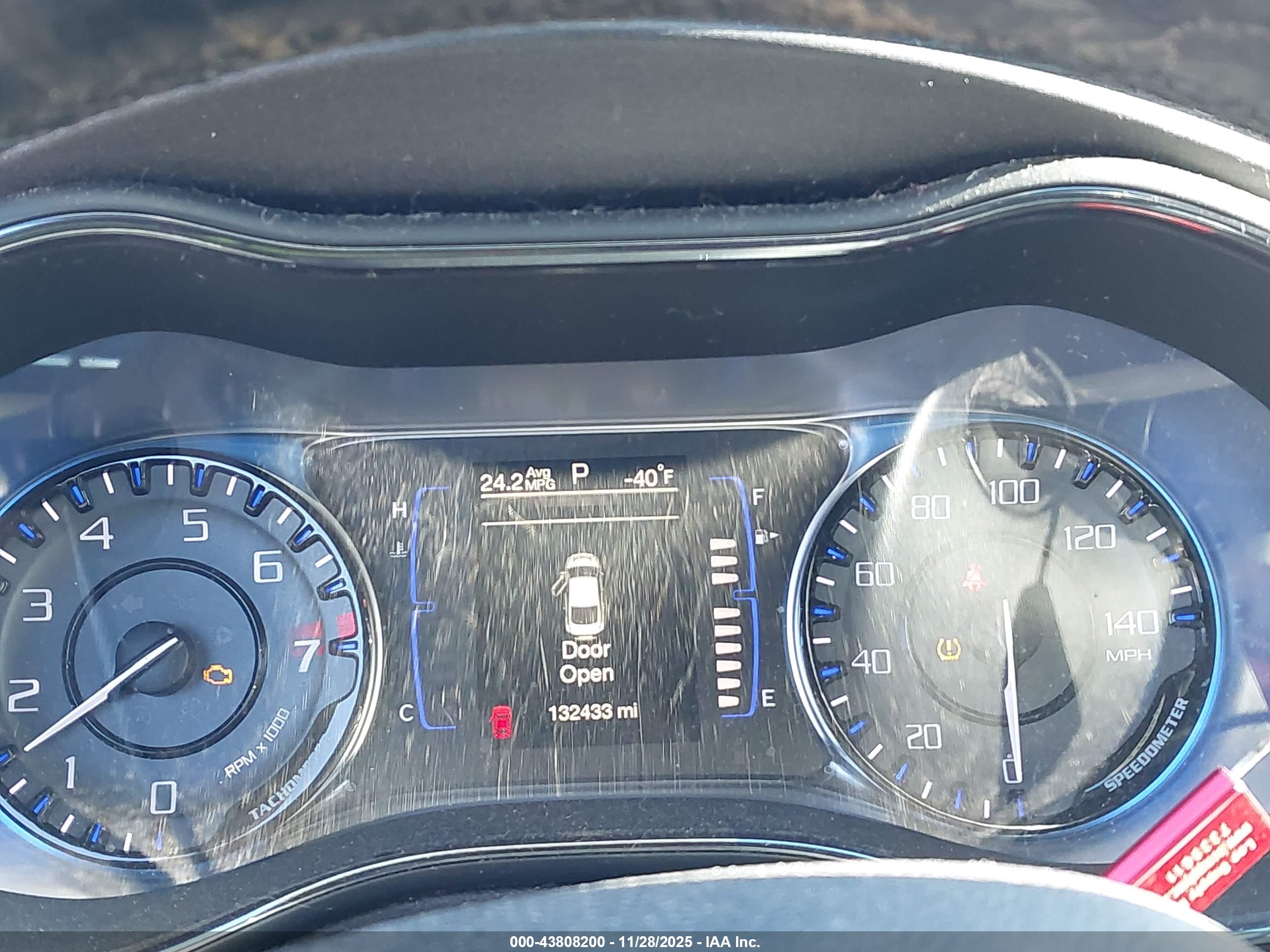 CHRYSLER 200 image 7