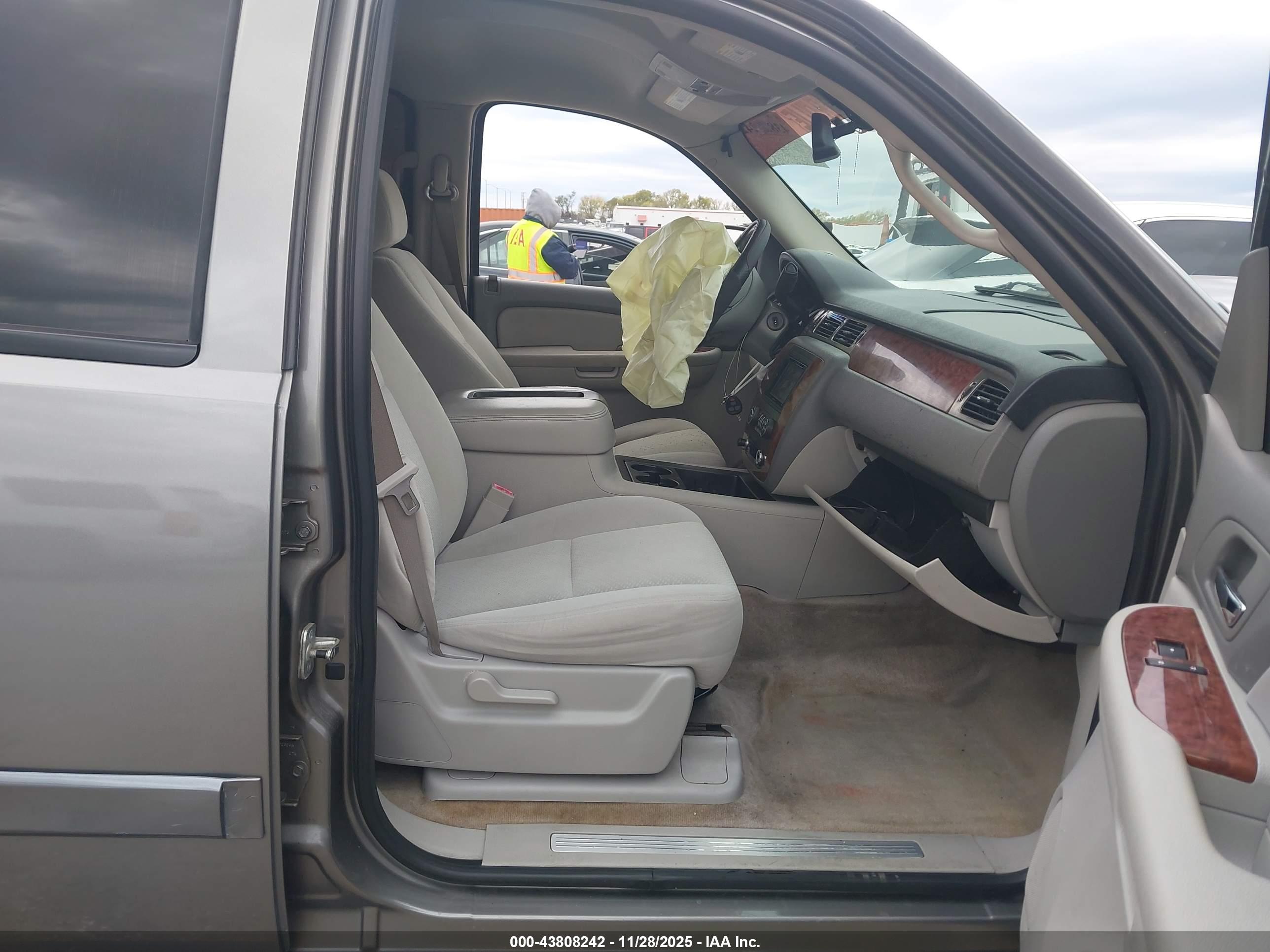 CHEVROLET TAHOE image 5