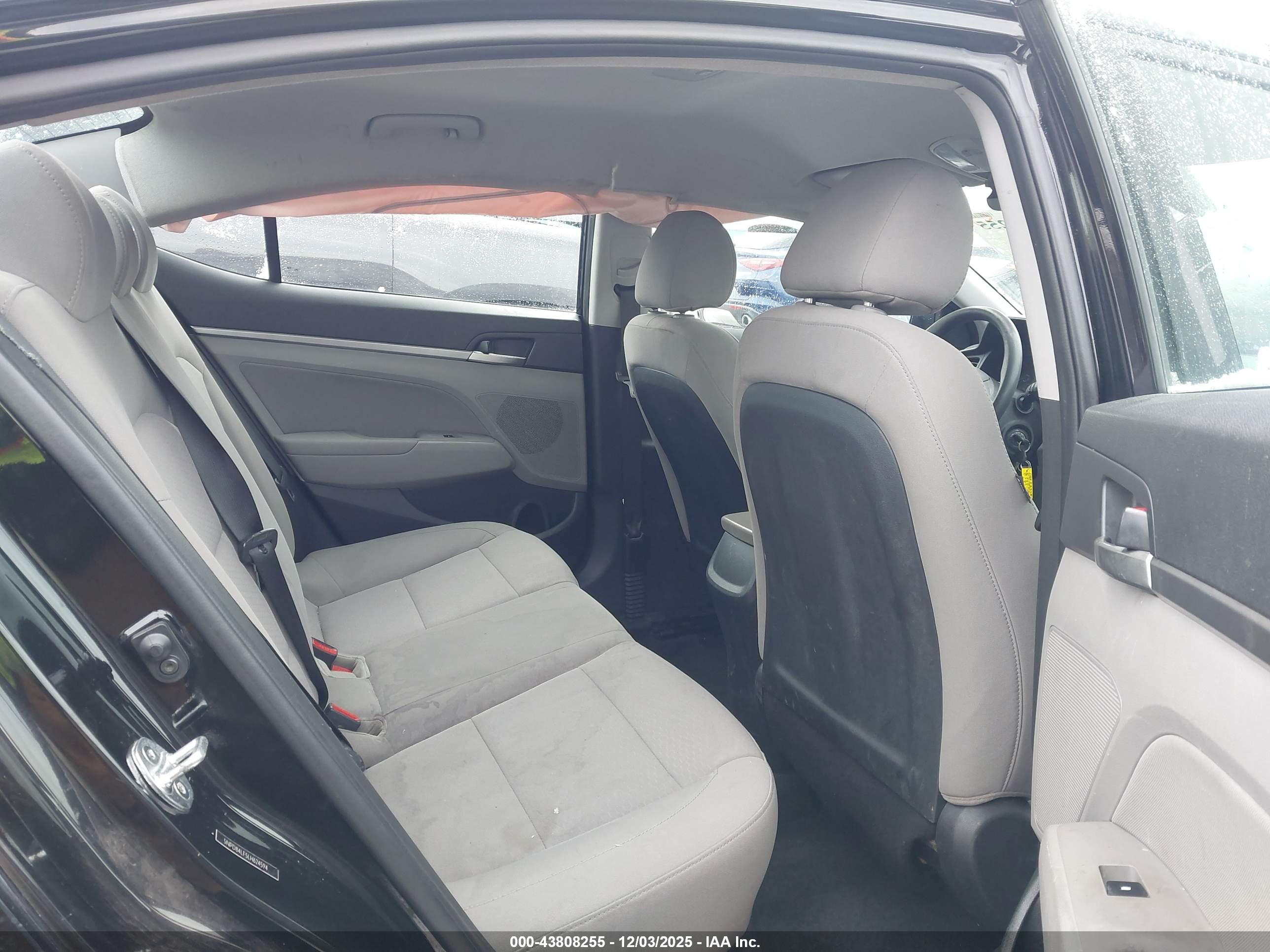 HYUNDAI ELANTRA image 8