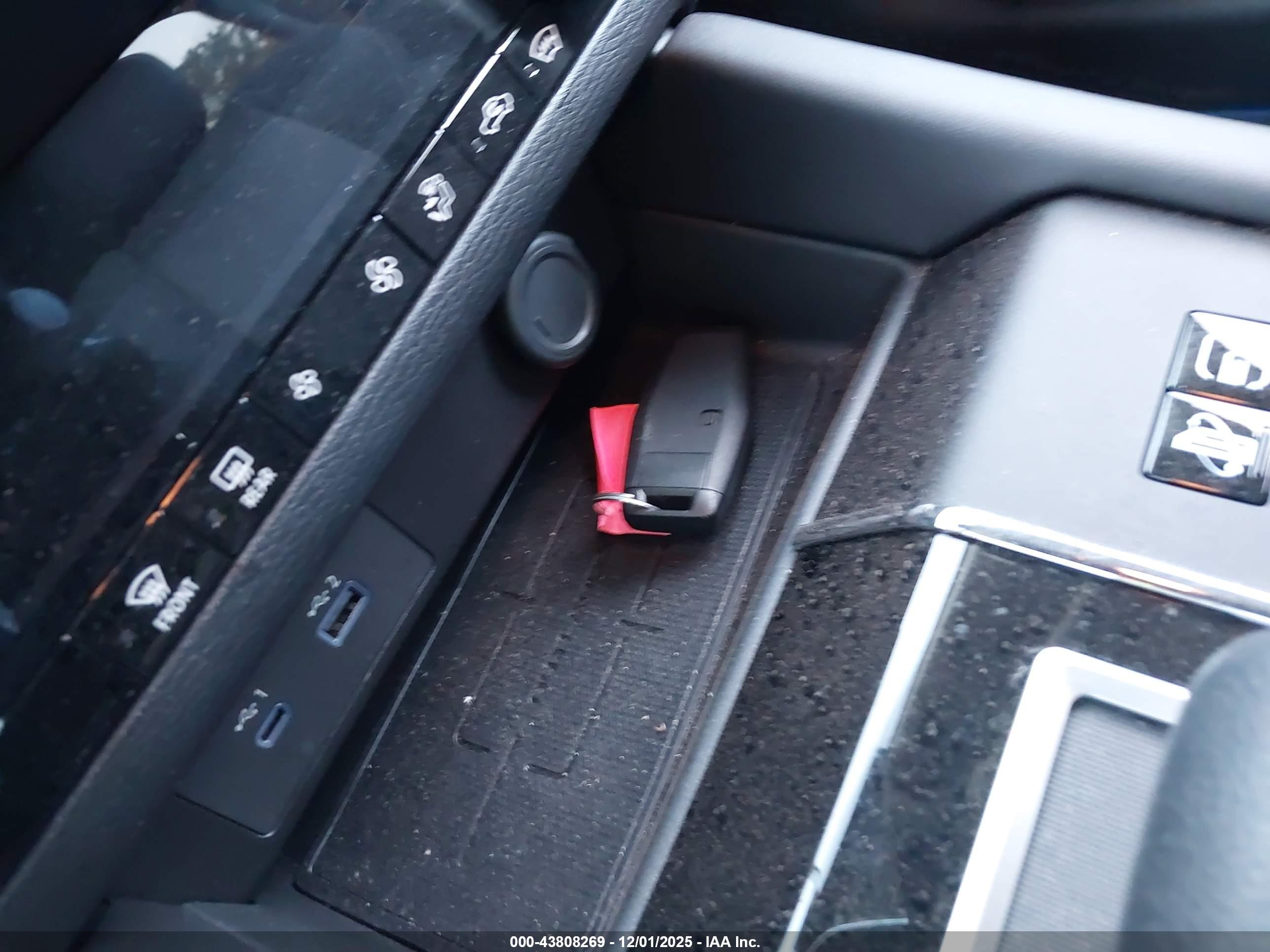 MITSUBISHI OUTLANDER image 11