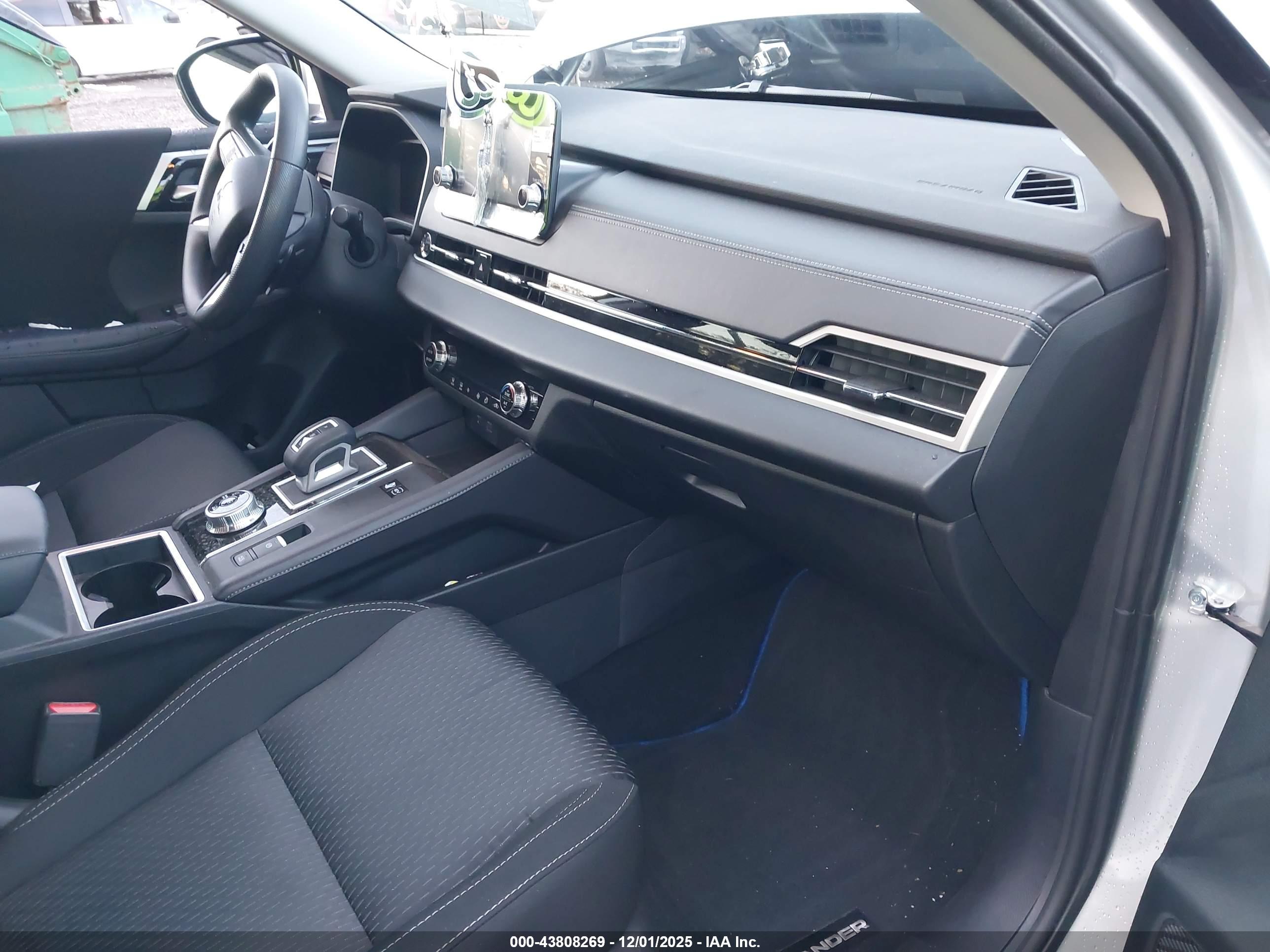 MITSUBISHI OUTLANDER image 5