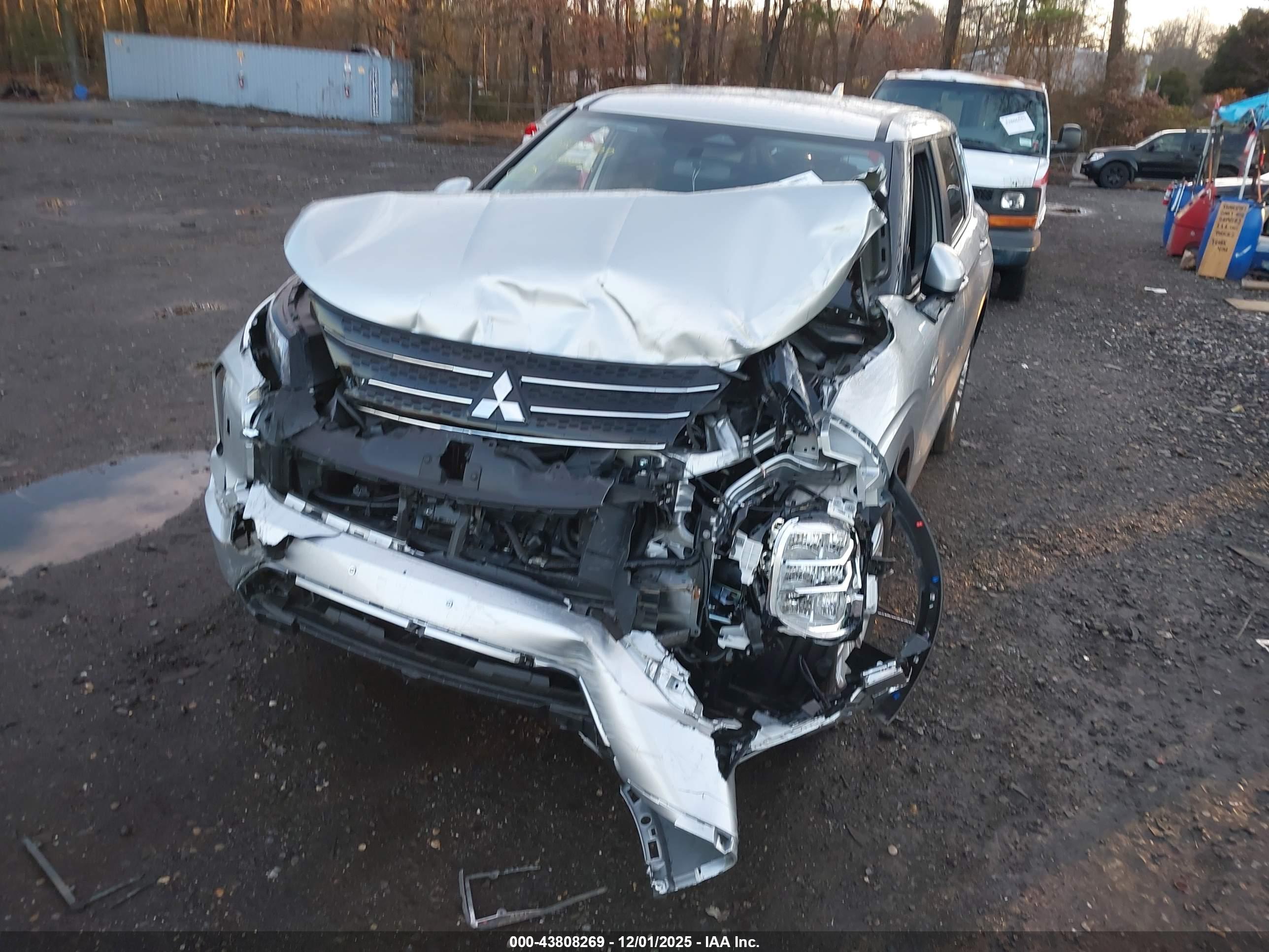 MITSUBISHI OUTLANDER image 6